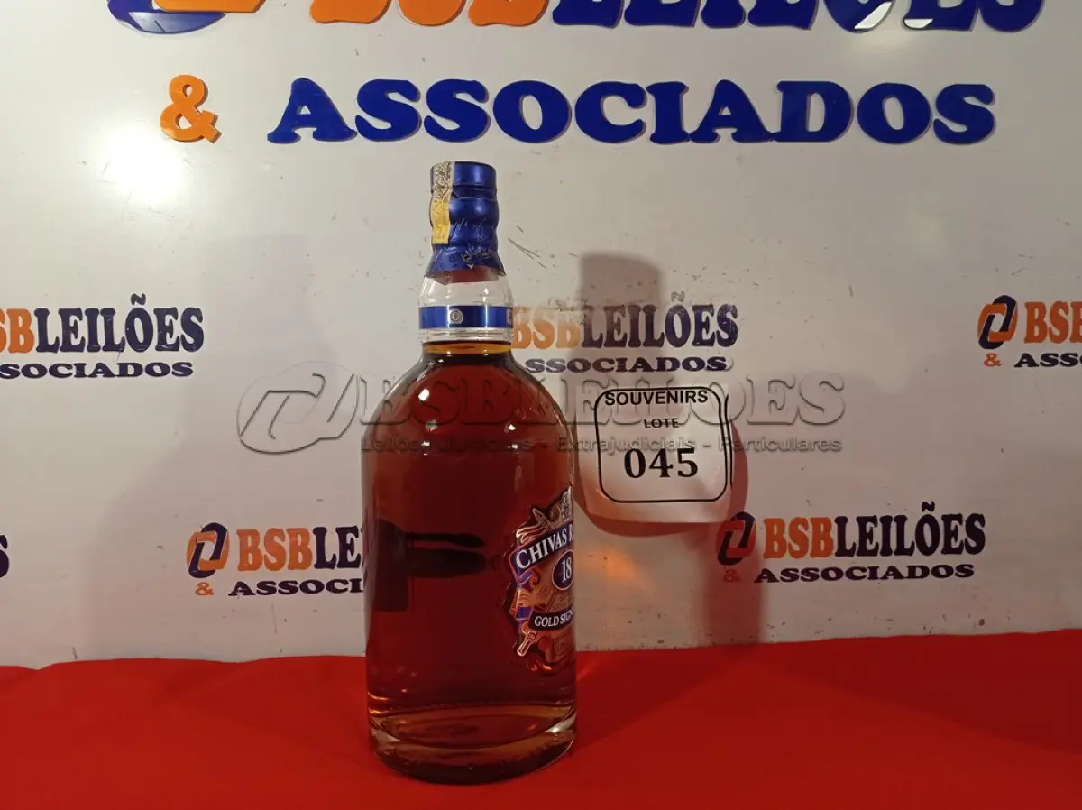 LOTE 045 -  01 GARRAFA DE WHISKY CHIVAS REGAL 18 ANOS GOLD SIGNATURE 750ML. LACRADO.  (NO ESTADO EM QUE SE ENCONTRA) ATENÇÃO! FAZER A VISITAÇÃO ANTES DE ARREMATAR, NÃO SABEMOS SE FUNCIONA. LEILÃO NÃO TEM GARANTIA E NEM DEVOLUÇÃO, SUJEITO A POSSÍVEIS AVARIAS VISÍVEIS/OCULTAS E/OU AUSÊNCIA DE COMPONENTES.  