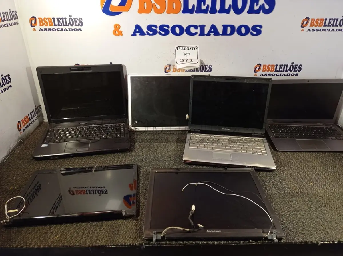 LOTE 371 - 03 NOTEBOOKS COM AVARIAS E 03 TELAS DIVERSAS PARA NOTEBOOKS.  (NO ESTADO) ATENÇÃO! FAZER A VISITAÇÃO ANTES DE ARREMATAR, NÃO SABEMOS SE FUNCIONA. LEILÃO NÃO TEM GARANTIA E NEM DEVOLUÇÃO, SUJEITO A POSSÍVEIS AVARIAS VISÍVEIS/OCULTAS E/OU AUSÊNCIA DE COMPONENTES.