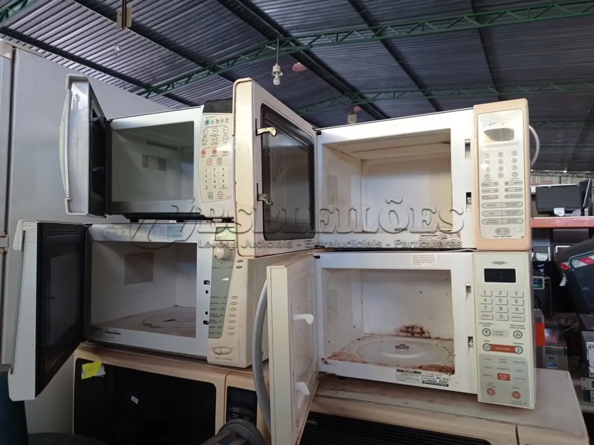 LOTE 348 - 06 MICRO-ONDAS DIVERSOS SEM PRATOS (NO ESTADO) ATENÇÃO! FAZER A VISITAÇÃO ANTES DE ARREMATAR, NÃO SABEMOS SE FUNCIONA. LEILÃO NÃO TEM GARANTIA E NEM DEVOLUÇÃO, SUJEITO A POSSÍVEIS AVARIAS VISÍVEIS/OCULTAS E/OU AUSÊNCIA DE COMPONENTES.