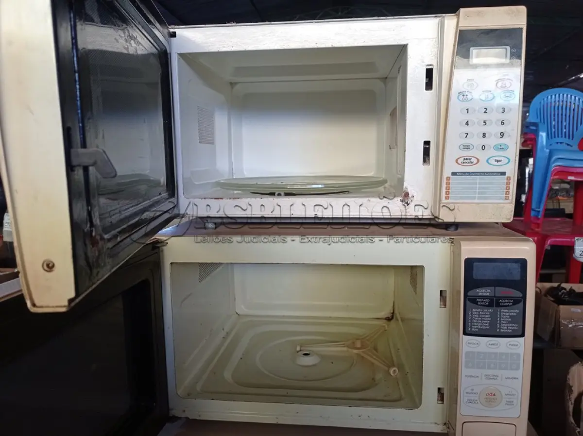 LOTE 361 - 03 MICRO-ONDAS MARCAS E MODELOS DIVERSOS SENDO 01 COM PRATO (NO ESTADO) ATENÇÃO! FAZER A VISITAÇÃO ANTES DE ARREMATAR, NÃO SABEMOS SE FUNCIONA. LEILÃO NÃO TEM GARANTIA E NEM DEVOLUÇÃO, SUJEITO A POSSÍVEIS AVARIAS VISÍVEIS/OCULTAS E/OU AUSÊNCIA DE COMPONENTES.