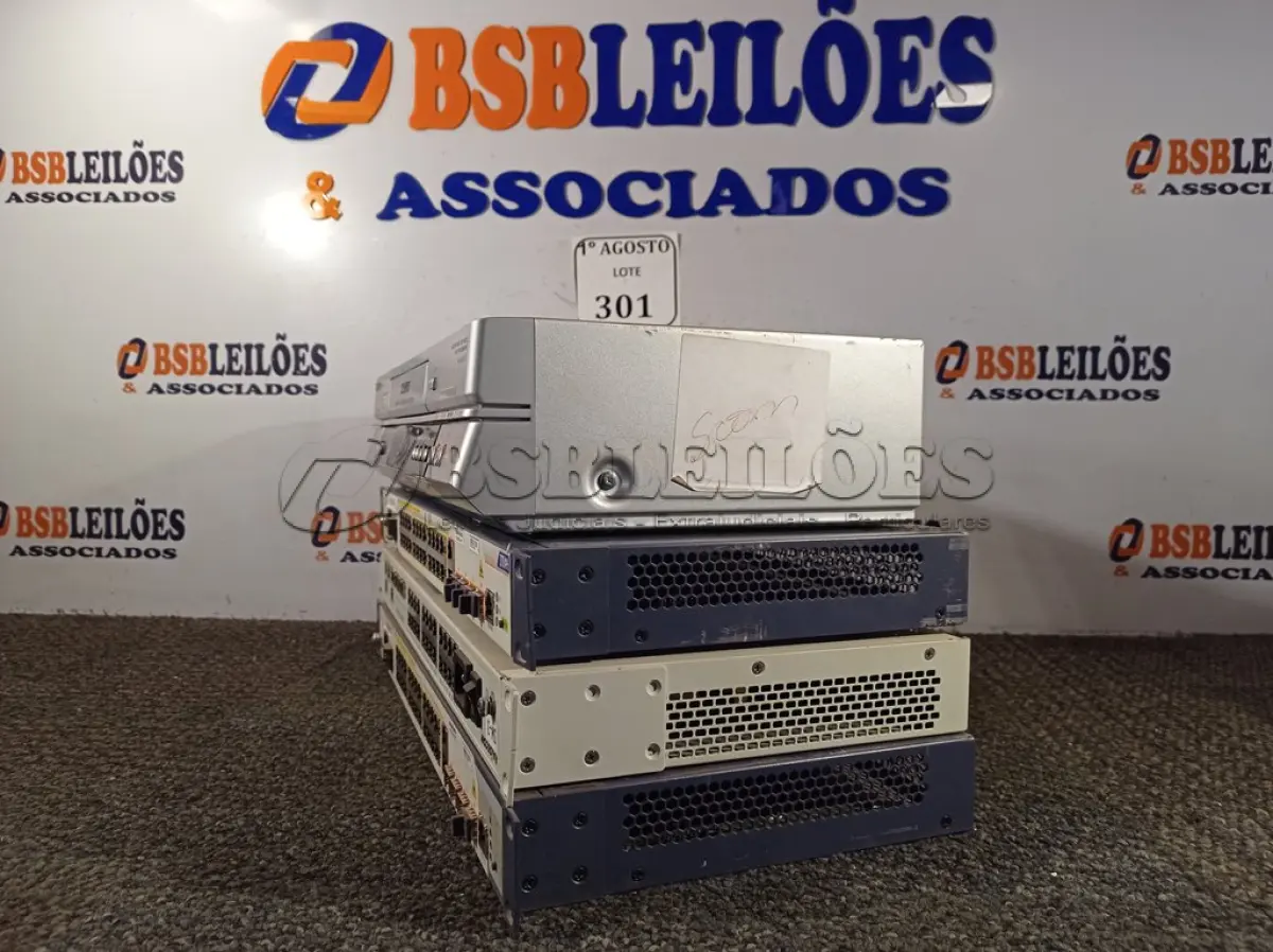 LOTE 301 - 03 SWITCHES COM PORTA DE FIBRA E 01 VHS PANASONIC. (NO ESTADO) ATENÇÃO! FAZER A VISITAÇÃO ANTES DE ARREMATAR, NÃO SABEMOS SE FUNCIONA. LEILÃO NÃO TEM GARANTIA E NEM DEVOLUÇÃO, SUJEITO A POSSÍVEIS AVARIAS VISÍVEIS/OCULTAS E/OU AUSÊNCIA DE COMPONENTES.