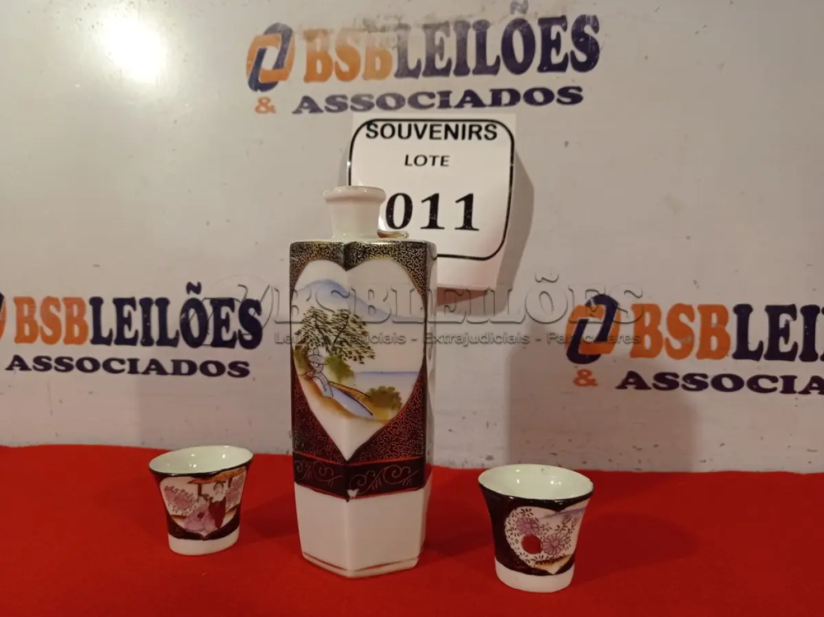 LOTE 011 - 01 GARRAFINHA DE SAQUÊ COM 02 COPOS FUNDO GUEISHA SATSUMA. (NO ESTADO EM QUE SE ENCONTRA) ATENÇÃO! FAZER A VISITAÇÃO ANTES DE ARREMATAR, NÃO SABEMOS SE FUNCIONA. LEILÃO NÃO TEM GARANTIA E NEM DEVOLUÇÃO, SUJEITO A POSSÍVEIS AVARIAS VISÍVEIS/OCULTAS E/OU AUSÊNCIA DE COMPONENTES.  