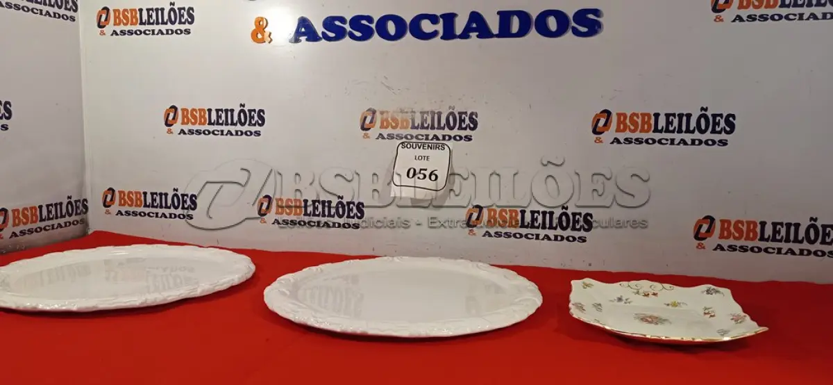 LOTE 056 - 02 PRATOS GRANDES BRANCOS E 01 PRATO PORCELANA INGLESA. (NO ESTADO EM QUE SE ENCONTRA) ATENÇÃO! FAZER A VISITAÇÃO ANTES DE ARREMATAR, NÃO SABEMOS SE FUNCIONA. LEILÃO NÃO TEM GARANTIA E NEM DEVOLUÇÃO, SUJEITO A POSSÍVEIS AVARIAS VISÍVEIS/OCULTAS E/OU AUSÊNCIA DE COMPONENTES.  