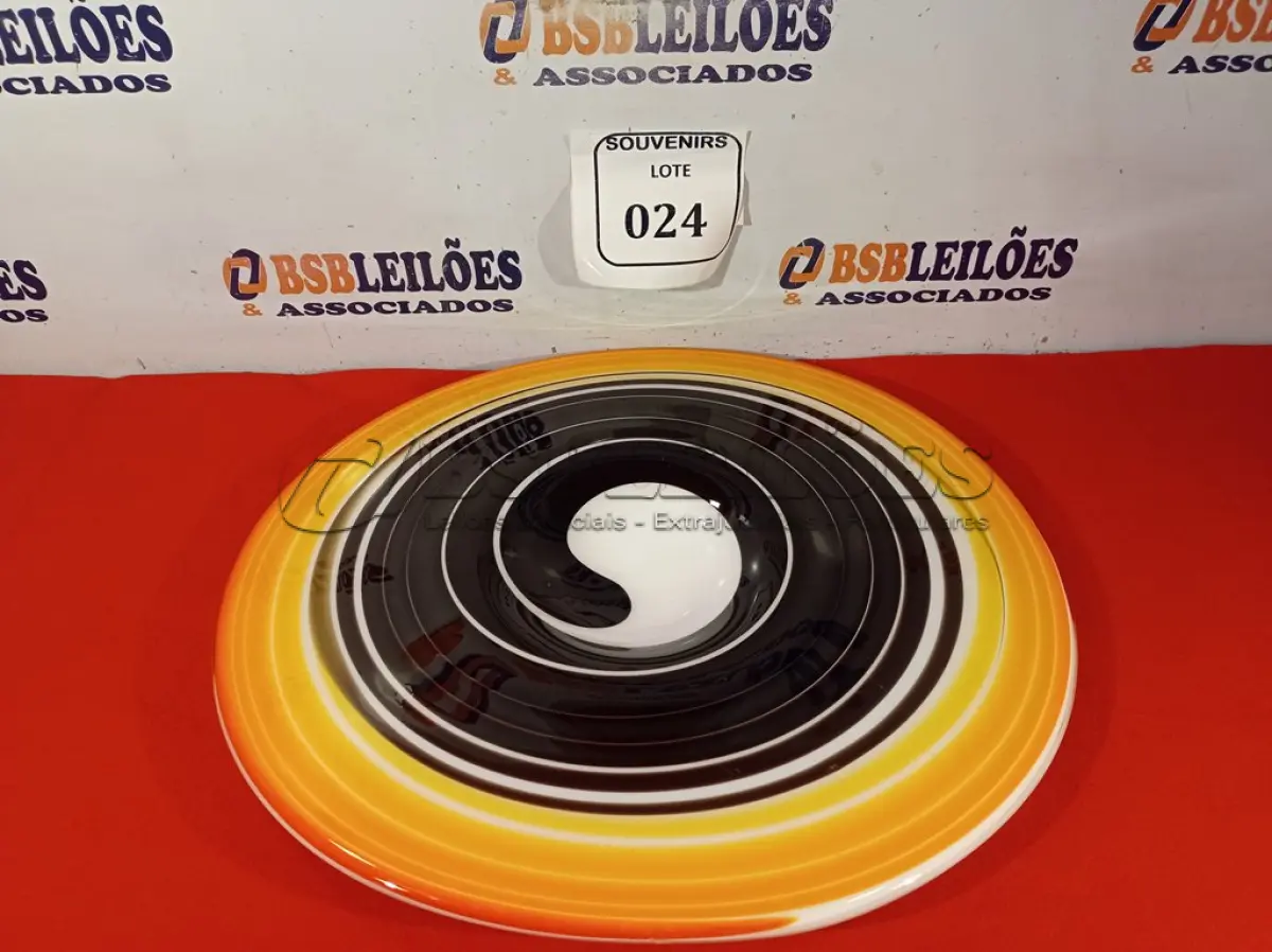 LOTE 024 - 01 BELÍSSIMO PRATO MURANO PRETO/LARANJA YIN-YANG. (NO ESTADO EM QUE SE ENCONTRA) ATENÇÃO! FAZER A VISITAÇÃO ANTES DE ARREMATAR, NÃO SABEMOS SE FUNCIONA. LEILÃO NÃO TEM GARANTIA E NEM DEVOLUÇÃO, SUJEITO A POSSÍVEIS AVARIAS VISÍVEIS/OCULTAS E/OU AUSÊNCIA DE COMPONENTES. 
