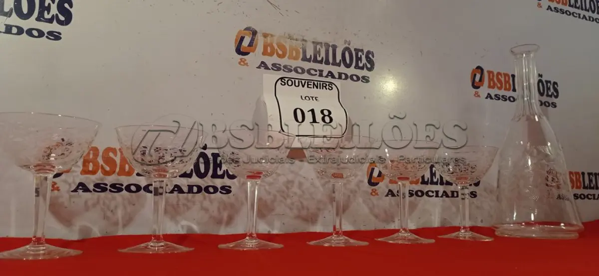 LOTE 018 - 01 GARRAFA PARA DECANTAÇÃO DE VINHO OU LICOR E 06 TAÇAS EM CRISTAL. (NO ESTADO EM QUE SE ENCONTRA) ATENÇÃO! FAZER A VISITAÇÃO ANTES DE ARREMATAR, NÃO SABEMOS SE FUNCIONA. LEILÃO NÃO TEM GARANTIA E NEM DEVOLUÇÃO, SUJEITO A POSSÍVEIS AVARIAS VISÍVEIS/OCULTAS E/OU AUSÊNCIA DE COMPONENTES.  