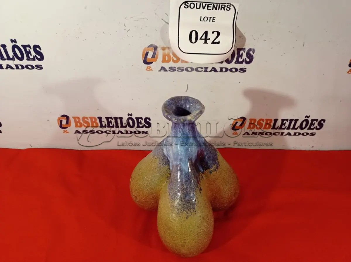 LOTE 042 - 01 ESCULTURA CERÂMICA TRIPÉ. CERAMISTAS SVENAGE E JARDINEIRO. (NO ESTADO EM QUE SE ENCONTRA) ATENÇÃO! FAZER A VISITAÇÃO ANTES DE ARREMATAR, NÃO SABEMOS SE FUNCIONA. LEILÃO NÃO TEM GARANTIA E NEM DEVOLUÇÃO, SUJEITO A POSSÍVEIS AVARIAS VISÍVEIS/OCULTAS E/OU AUSÊNCIA DE COMPONENTES.  