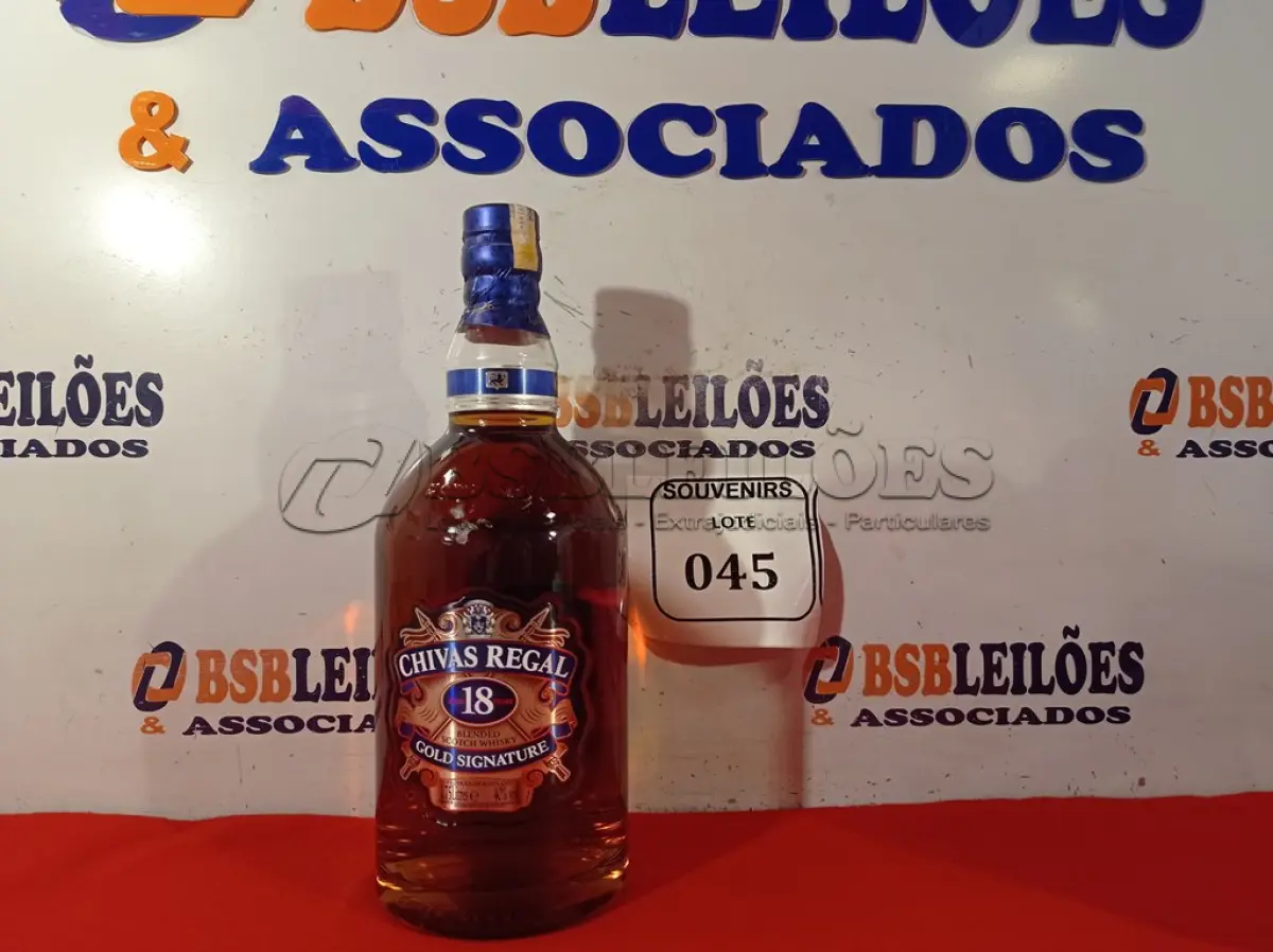 LOTE 045 -  01 GARRAFA DE WHISKY CHIVAS REGAL 18 ANOS GOLD SIGNATURE 750ML. LACRADO.  (NO ESTADO EM QUE SE ENCONTRA) ATENÇÃO! FAZER A VISITAÇÃO ANTES DE ARREMATAR, NÃO SABEMOS SE FUNCIONA. LEILÃO NÃO TEM GARANTIA E NEM DEVOLUÇÃO, SUJEITO A POSSÍVEIS AVARIAS VISÍVEIS/OCULTAS E/OU AUSÊNCIA DE COMPONENTES.  