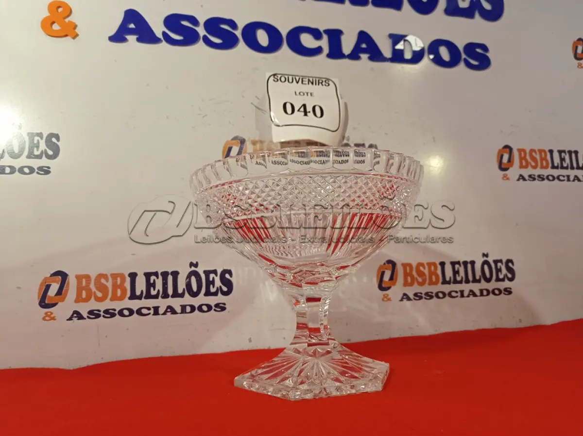 LOTE 040 - 01 FRUTEIRA CRISTAL BOHEMIA. (NO ESTADO EM QUE SE ENCONTRA) ATENÇÃO! FAZER A VISITAÇÃO ANTES DE ARREMATAR, NÃO SABEMOS SE FUNCIONA. LEILÃO NÃO TEM GARANTIA E NEM DEVOLUÇÃO, SUJEITO A POSSÍVEIS AVARIAS VISÍVEIS/OCULTAS E/OU AUSÊNCIA DE COMPONENTES.  