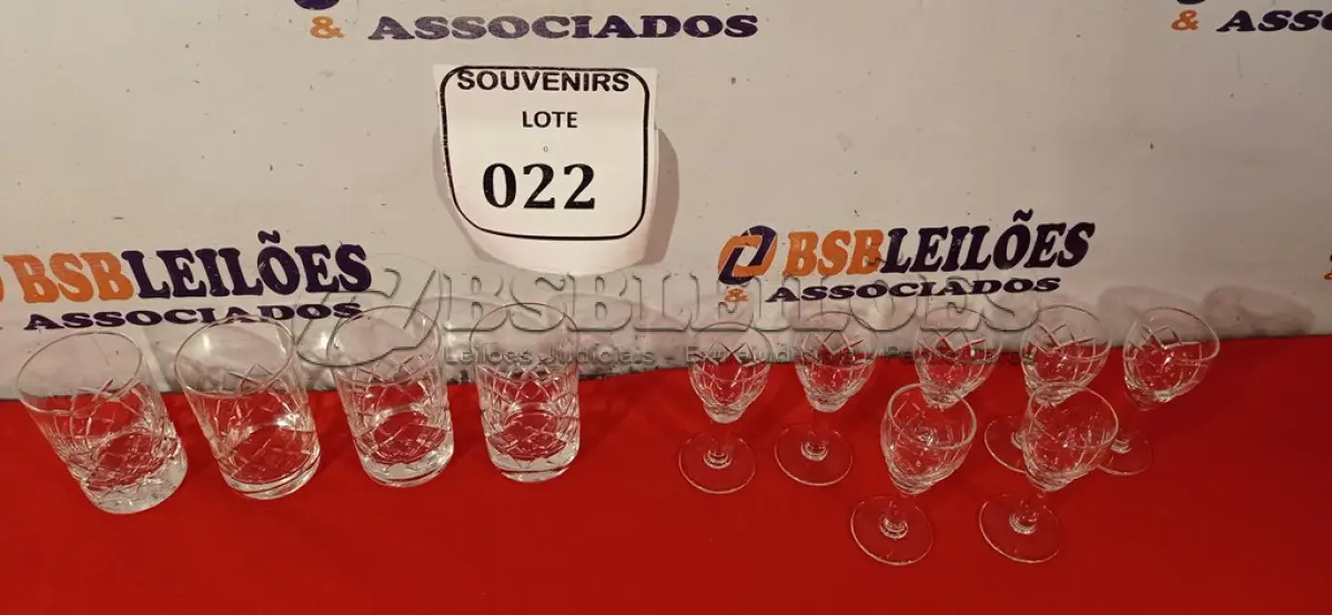 LOTE 022 - 01 BELÍSSIMO JOGO DE CRISTAL COM 07 TAÇAS E 04 COPOS PARA LICOR. (NO ESTADO EM QUE SE ENCONTRA) ATENÇÃO! FAZER A VISITAÇÃO ANTES DE ARREMATAR, NÃO SABEMOS SE FUNCIONA. LEILÃO NÃO TEM GARANTIA E NEM DEVOLUÇÃO, SUJEITO A POSSÍVEIS AVARIAS VISÍVEIS/OCULTAS E/OU AUSÊNCIA DE COMPONENTES.