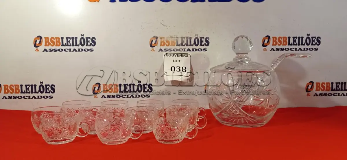 LOTE 038 -  01 PONCHEIRA, 01 CONCHA E 11 XÍCARAS. (NO ESTADO EM QUE SE ENCONTRA) ATENÇÃO! FAZER A VISITAÇÃO ANTES DE ARREMATAR, NÃO SABEMOS SE FUNCIONA. LEILÃO NÃO TEM GARANTIA E NEM DEVOLUÇÃO, SUJEITO A POSSÍVEIS AVARIAS VISÍVEIS/OCULTAS E/OU AUSÊNCIA DE COMPONENTES.  