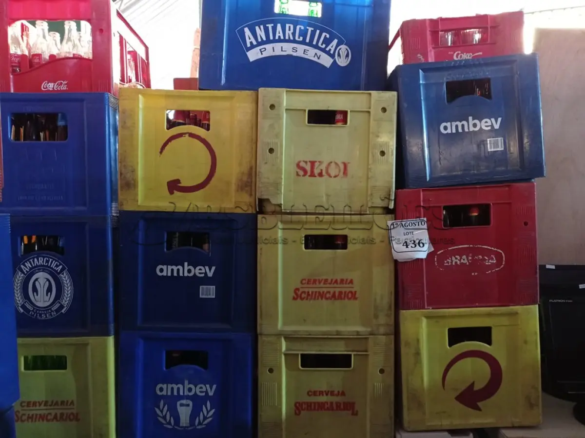 LOTE 436 - 13 ENGRADADOS COM CASCOS DE CERVEJA E 02 ENGRADADOS COM CASCOS DE COCA COLA KS. (NO ESTADO) ATENÇÃO! FAZER A VISITAÇÃO ANTES DE ARREMATAR, NÃO SABEMOS SE FUNCIONA. LEILÃO NÃO TEM GARANTIA E NEM DEVOLUÇÃO, SUJEITO A POSSÍVEIS AVARIAS VISÍVEIS/OCULTAS E/OU AUSÊNCIA DE COMPONENTES.