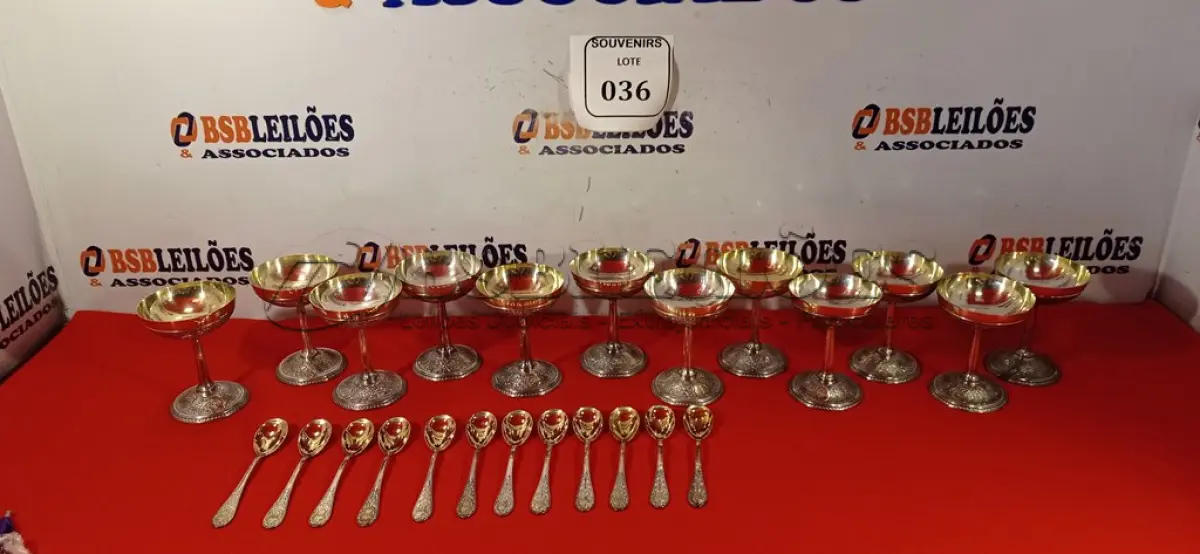 LOTE 036 - 01 JOGO DE TAÇA DE SORVETE COM 12 COLHERES DE INOX COM BANHO DE PRATA. (NO ESTADO EM QUE SE ENCONTRA) ATENÇÃO! FAZER A VISITAÇÃO ANTES DE ARREMATAR, NÃO SABEMOS SE FUNCIONA. LEILÃO NÃO TEM GARANTIA E NEM DEVOLUÇÃO, SUJEITO A POSSÍVEIS AVARIAS VISÍVEIS/OCULTAS E/OU AUSÊNCIA DE COMPONENTES.  
