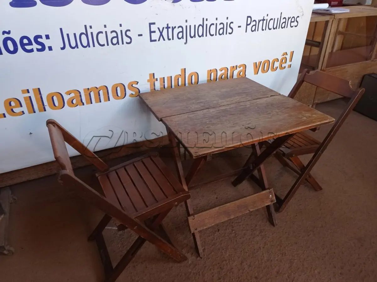 LOTE 400 - 01 MESA COM 04 CADEIRAS COM AVARIAS EM MADEIRA DOBRÁVEL. (NO ESTADO) ATENÇÃO! FAZER A VISITAÇÃO ANTES DE ARREMATAR, NÃO SABEMOS SE FUNCIONA. LEILÃO NÃO TEM GARANTIA E NEM DEVOLUÇÃO, SUJEITO A POSSÍVEIS AVARIAS VISÍVEIS/OCULTAS E/OU AUSÊNCIA DE COMPONENTES.