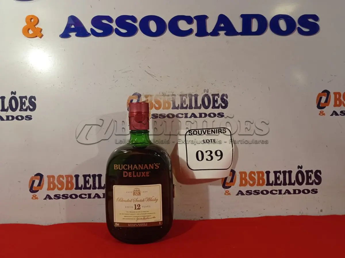 LOTE 039 - 01 GARRAFA DE WHISKY BUCHANAN ‘S DE LUXE 12 ANOS 1 LITRO. LACRADO.  (NO ESTADO EM QUE SE ENCONTRA) ATENÇÃO! FAZER A VISITAÇÃO ANTES DE ARREMATAR, NÃO SABEMOS SE FUNCIONA. LEILÃO NÃO TEM GARANTIA E NEM DEVOLUÇÃO, SUJEITO A POSSÍVEIS AVARIAS VISÍVEIS/OCULTAS E/OU AUSÊNCIA DE COMPONENTES.  