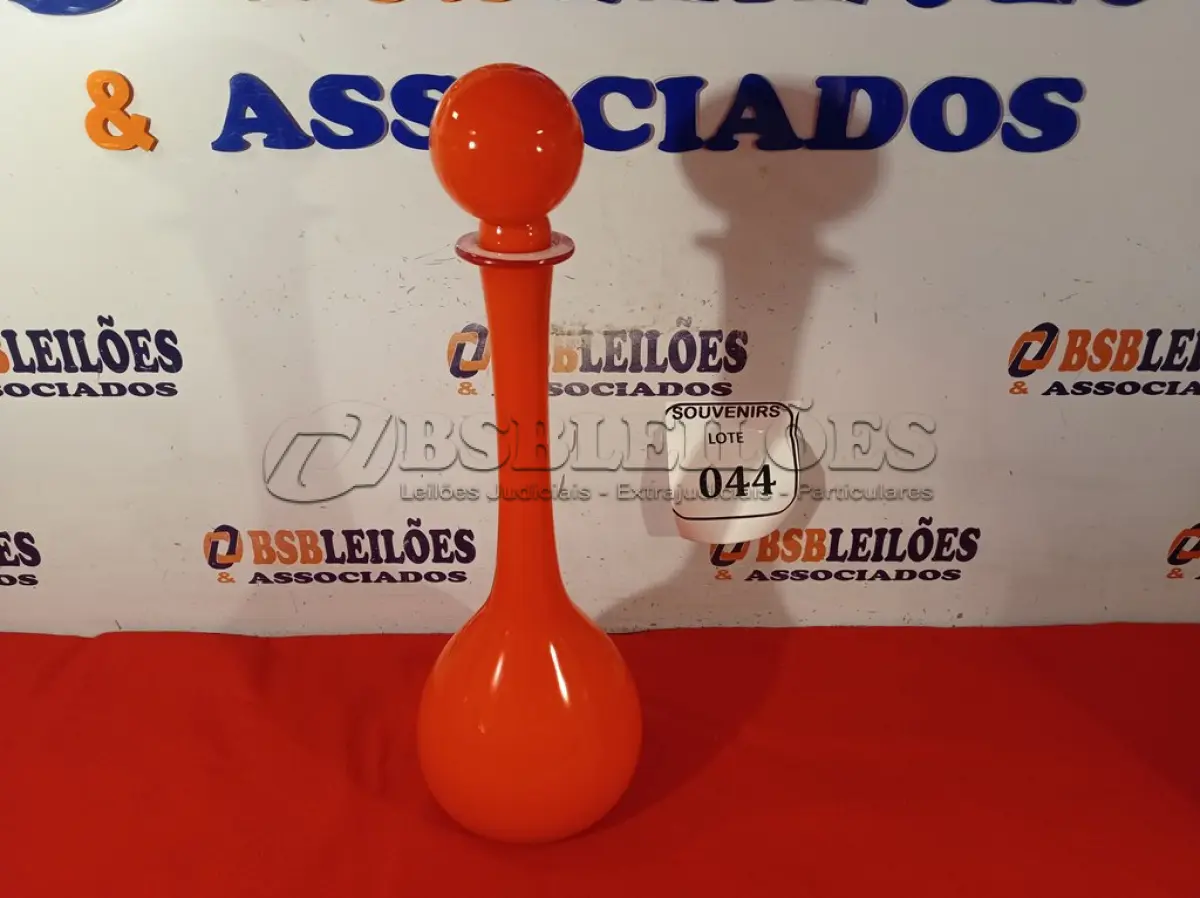 LOTE 044 - 01 GARRAFA MURANA VERMELHA C/ TAMPA. (NO ESTADO EM QUE SE ENCONTRA) ATENÇÃO! FAZER A VISITAÇÃO ANTES DE ARREMATAR, NÃO SABEMOS SE FUNCIONA. LEILÃO NÃO TEM GARANTIA E NEM DEVOLUÇÃO, SUJEITO A POSSÍVEIS AVARIAS VISÍVEIS/OCULTAS E/OU AUSÊNCIA DE COMPONENTES.  
