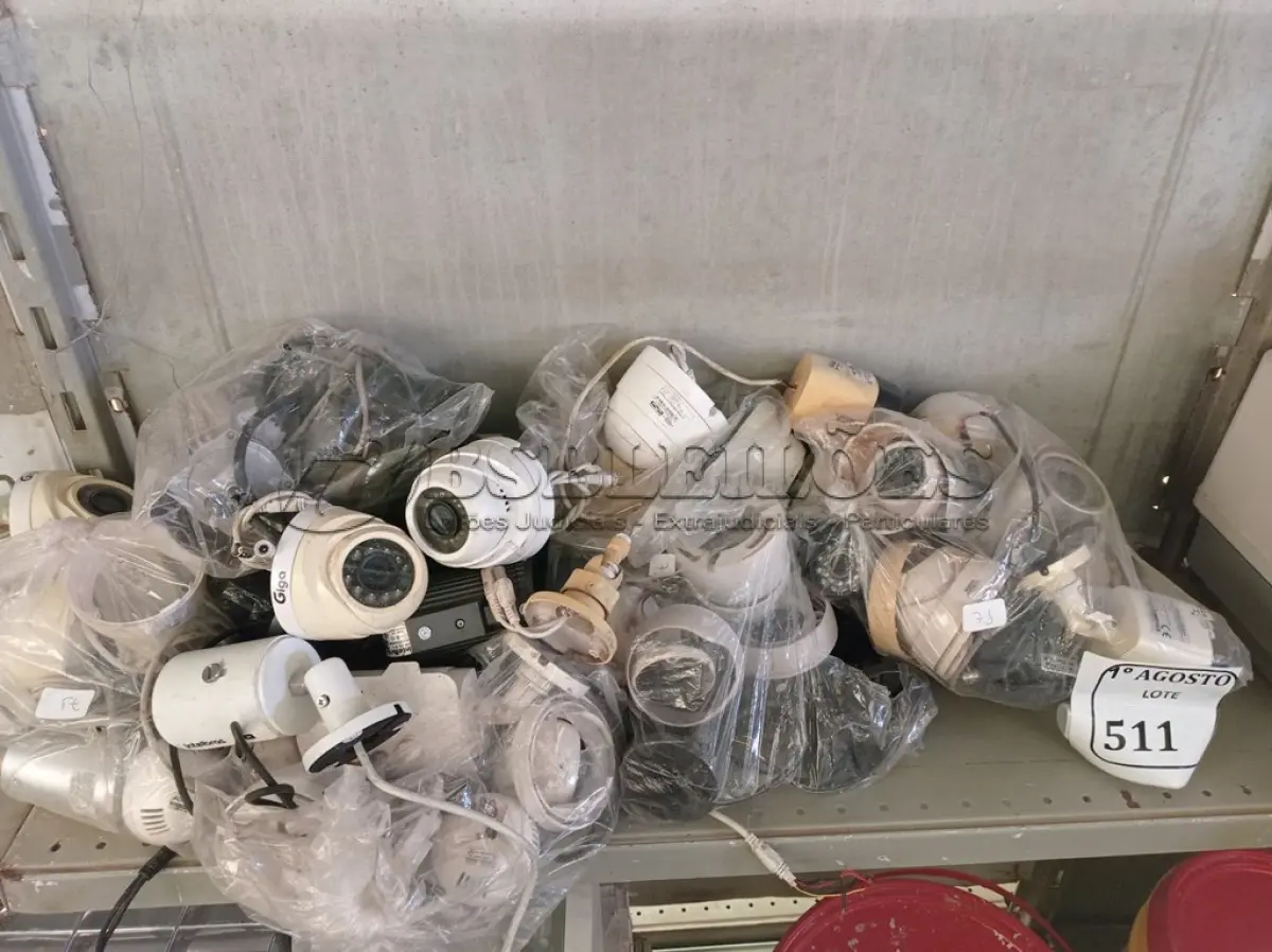 LOTE 511 - 01 LOTE COM GRANDE QUANTIDADE CÂMERAS DE SEGURANÇA. (NO ESTADO) ATENÇÃO! FAZER A VISITAÇÃO ANTES DE ARREMATAR, NÃO SABEMOS SE FUNCIONA. LEILÃO NÃO TEM GARANTIA E NEM DEVOLUÇÃO, SUJEITO A POSSÍVEIS AVARIAS VISÍVEIS/OCULTAS E/OU AUSÊNCIA DE COMPONENTES.