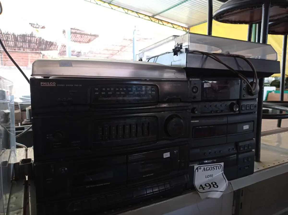 LOTE 498 - 02 APARELHOS DE SOM COM TOCA VINIL.  (NO ESTADO) ATENÇÃO! FAZER A VISITAÇÃO ANTES DE ARREMATAR, NÃO SABEMOS SE FUNCIONA. LEILÃO NÃO TEM GARANTIA E NEM DEVOLUÇÃO, SUJEITO A POSSÍVEIS AVARIAS VISÍVEIS/OCULTAS E/OU AUSÊNCIA DE COMPONENTES.