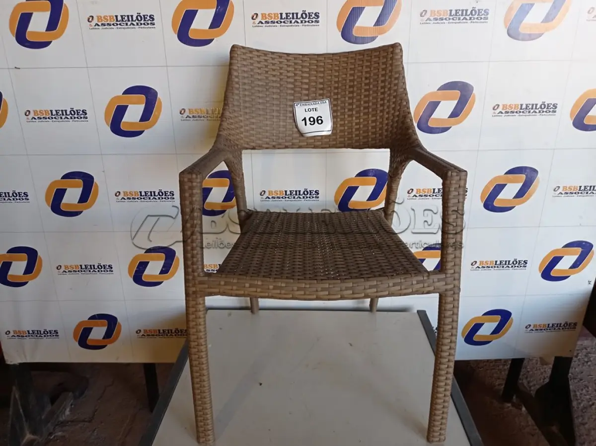 LOTE 196 - 01 CADEIRA EM FIBRA SINTÉTICA (CHAIR). (NO ESTADO EM QUE SE ENCONTRA. SUJEITO A AVARIAS OCULTAS/VISÍVEIS.) BH1524Y