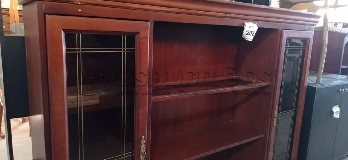 LOTE 202 - 01 CRISTALEIRA EM MADEIRA COM 2 PORTAS COM VIDRO. (NO ESTADO EM QUE SE ENCONTRA. SUJEITO A AVARIAS OCULTAS/VISÍVEIS.) 0000071