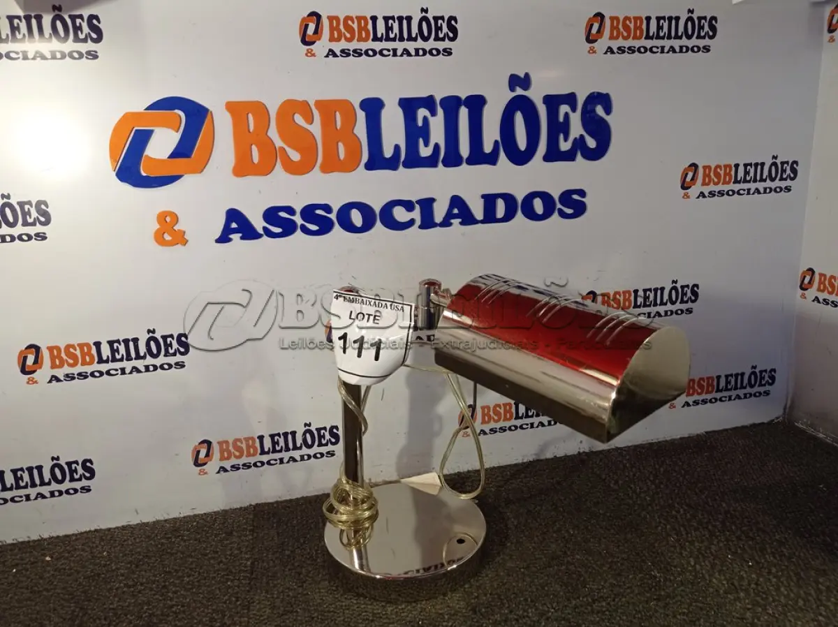 LOTE 111 - 01 ABAJUR DE MESA BASE CROMADA COM LÂMPADA BIVOLT (LAMP). (NO ESTADO EM QUE SE ENCONTRA. SUJEITO A AVARIAS OCULTAS/VISÍVEIS.) AU2247E