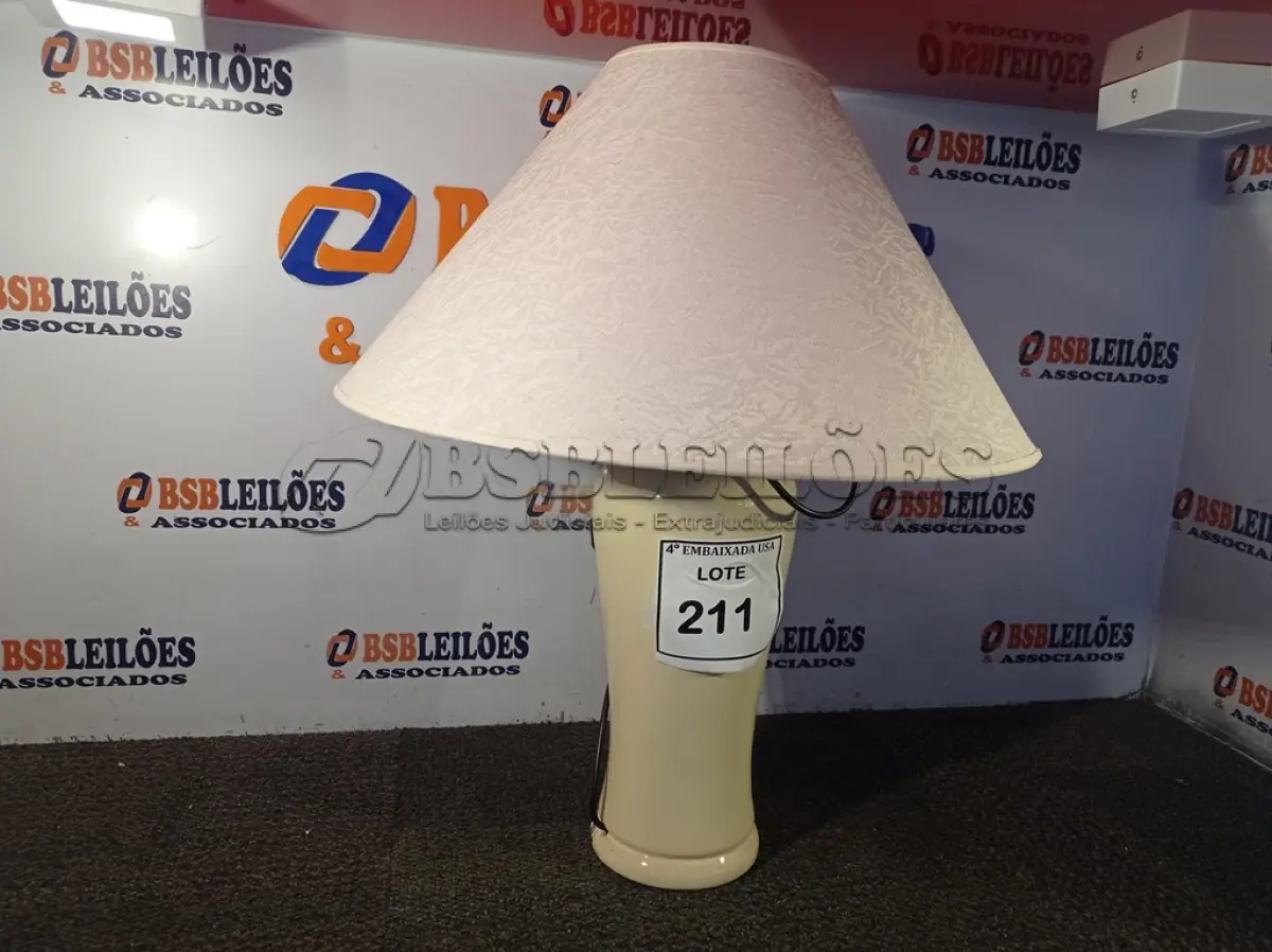 LOTE 211 - 01 ABAJUR COM BASE DE PORCELANA E CÚPULA. (LAMP) (NO ESTADO EM QUE SE ENCONTRA. SUJEITO A AVARIAS OCULTAS/VISÍVEIS.) (NO ESTADO EM QUE SE ENCONTRA. SUJEITO A AVARIAS OCULTAS/VISÍVEIS.) AV9390T