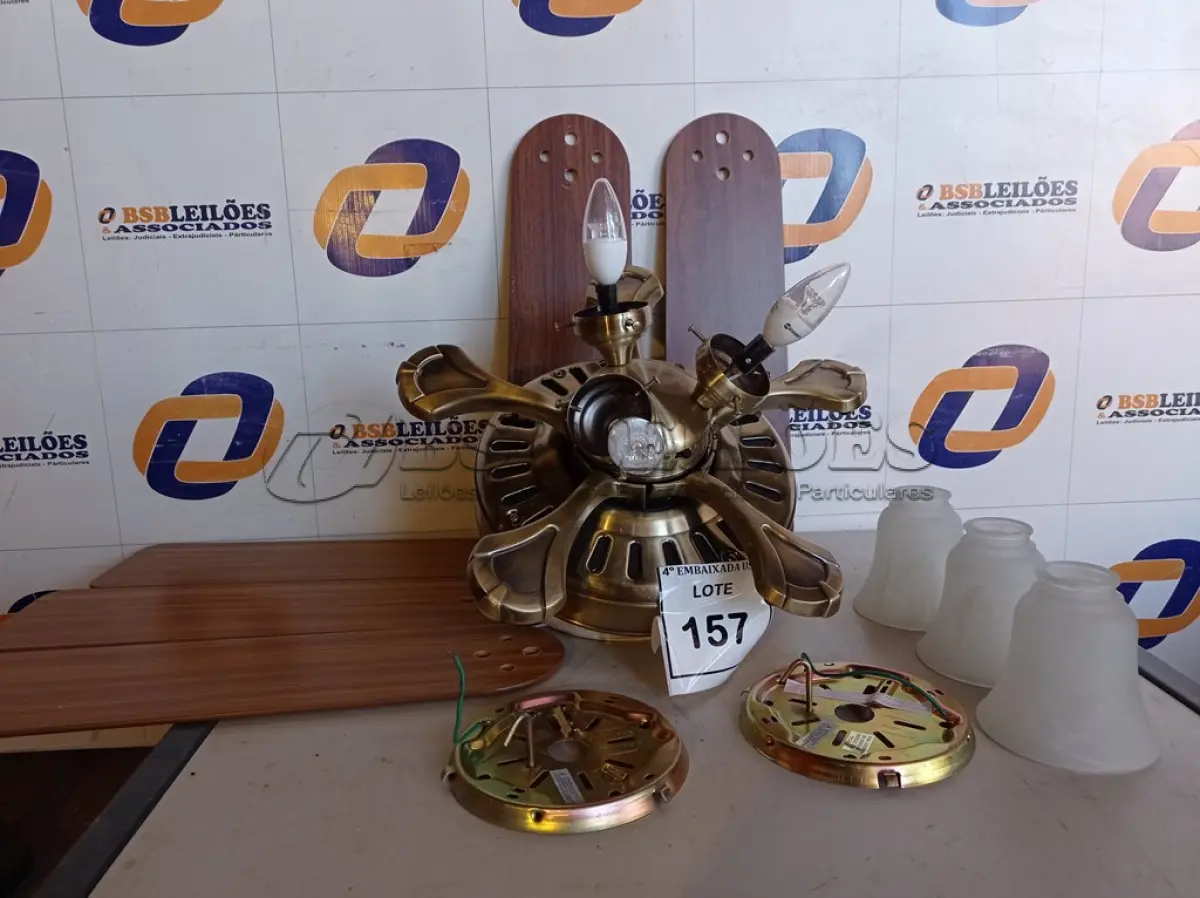 LOTE 157 - 01 VENTILADOR DE TETO COM PALETAS EM MADEIRA MARCA HUNTER (1 WITH CEILING FANS). (NO ESTADO EM QUE SE ENCONTRA. SUJEITO A AVARIAS OCULTAS/VISÍVEIS.) 0000057