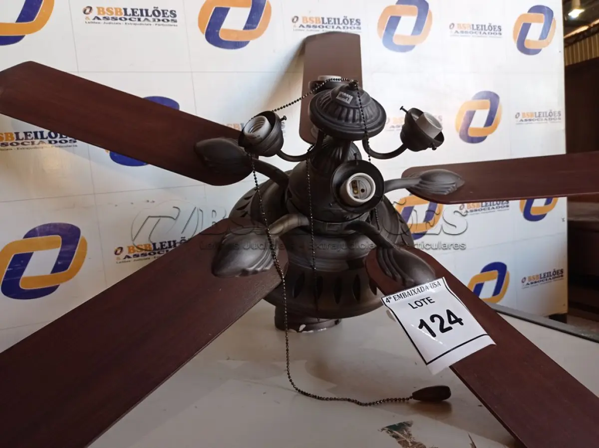 LOTE 124 - 01 VENTILADOR DE TETO COM PALETAS EM MADEIRA (1 WITH CEILING FANS). (NO ESTADO EM QUE SE ENCONTRA. SUJEITO A AVARIAS OCULTAS/VISÍVEIS.) 0000057