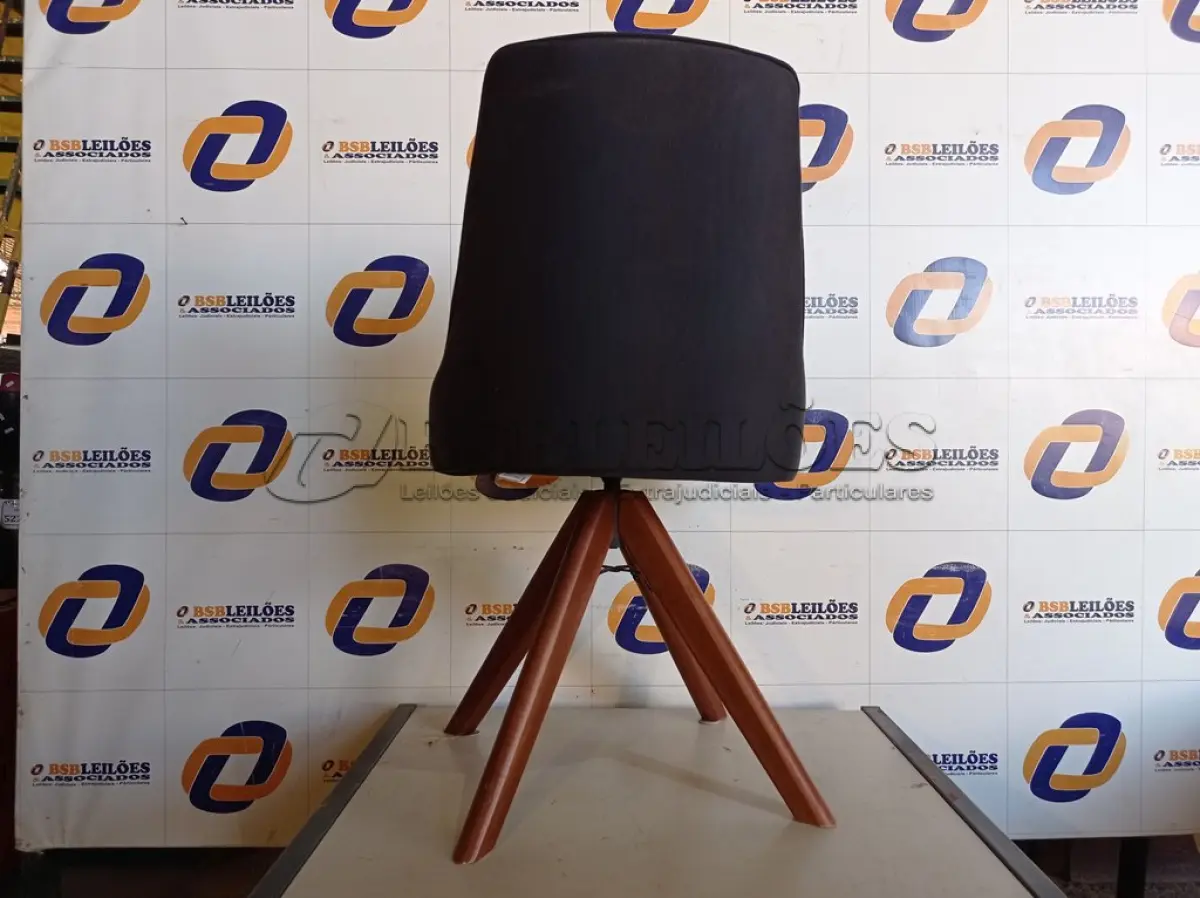 LOTE 102 - 01 CADEIRA COM PÉS EM MADEIRA (OFFICE CHAIR). (NO ESTADO EM QUE SE ENCONTRA. SUJEITO A AVARIAS OCULTAS/VISÍVEIS.)0000076