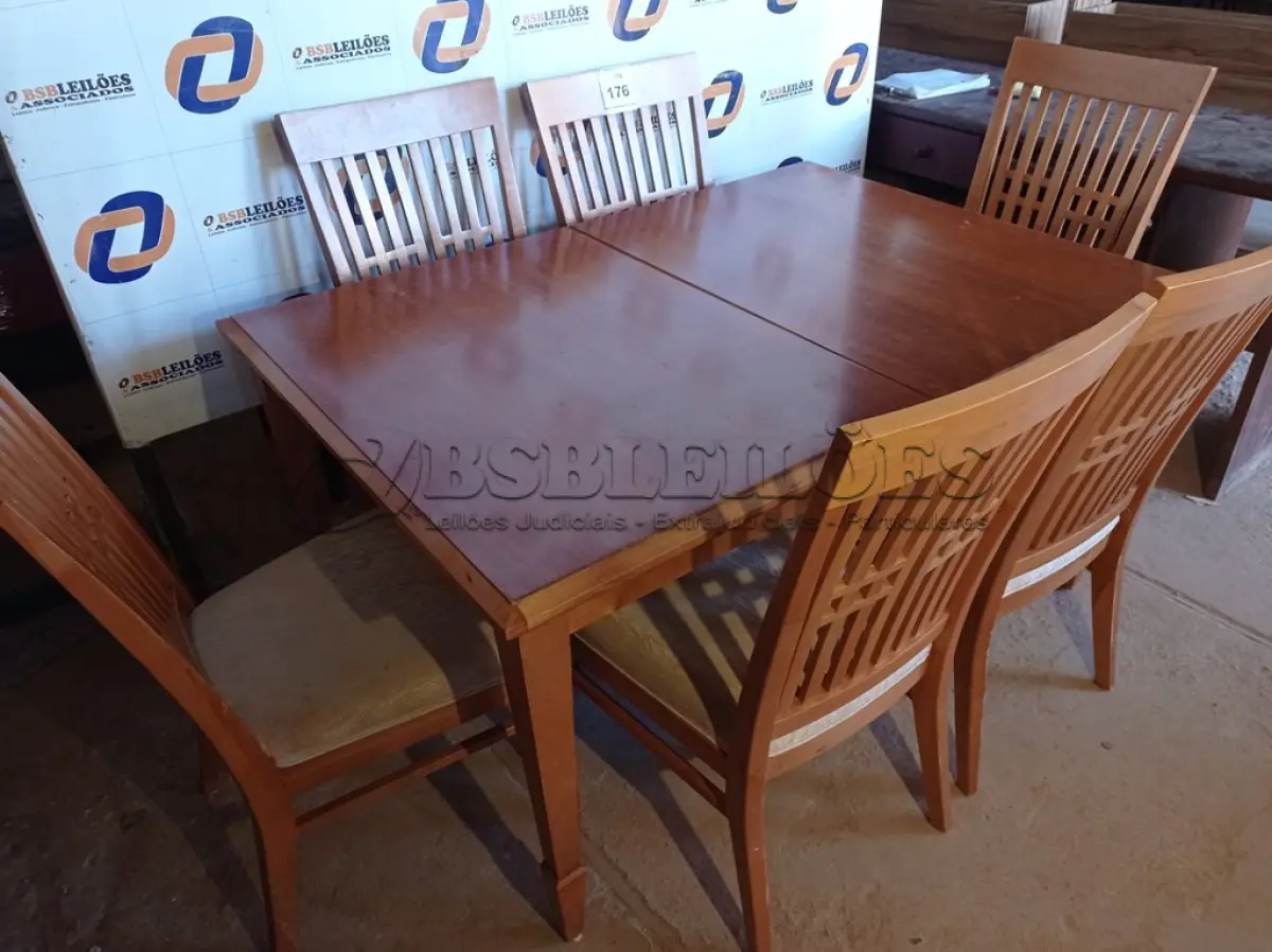 LOTE 176 - 01 MESA EM MADEIRA COM 6 CADEIRAS (DINING TABLE E CHAIR). (NO ESTADO EM QUE SE ENCONTRA. SUJEITO A AVARIAS OCULTAS/VISÍVEIS.) AV9855F, AV9918R, AV9599S, AV9918P, AV9599P, AV9599N, AV9599R