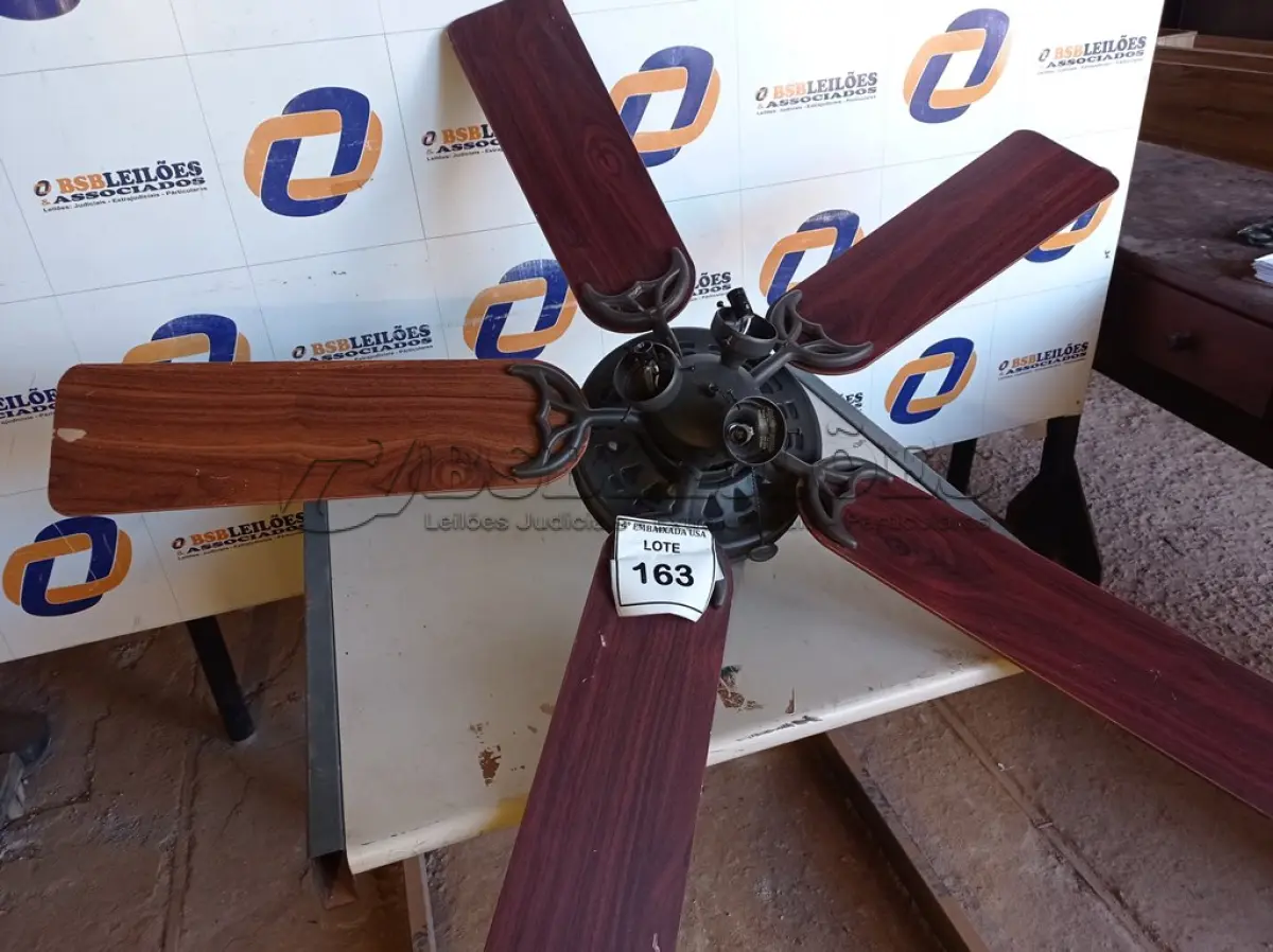 LOTE 163 - 01 VENTILADOR DE TETO COM PALETAS EM MADEIRA MARCA HUNTER) (1 WITH CEILING FANS). (NO ESTADO EM QUE SE ENCONTRA. SUJEITO A AVARIAS OCULTAS/VISÍVEIS.) 0000057