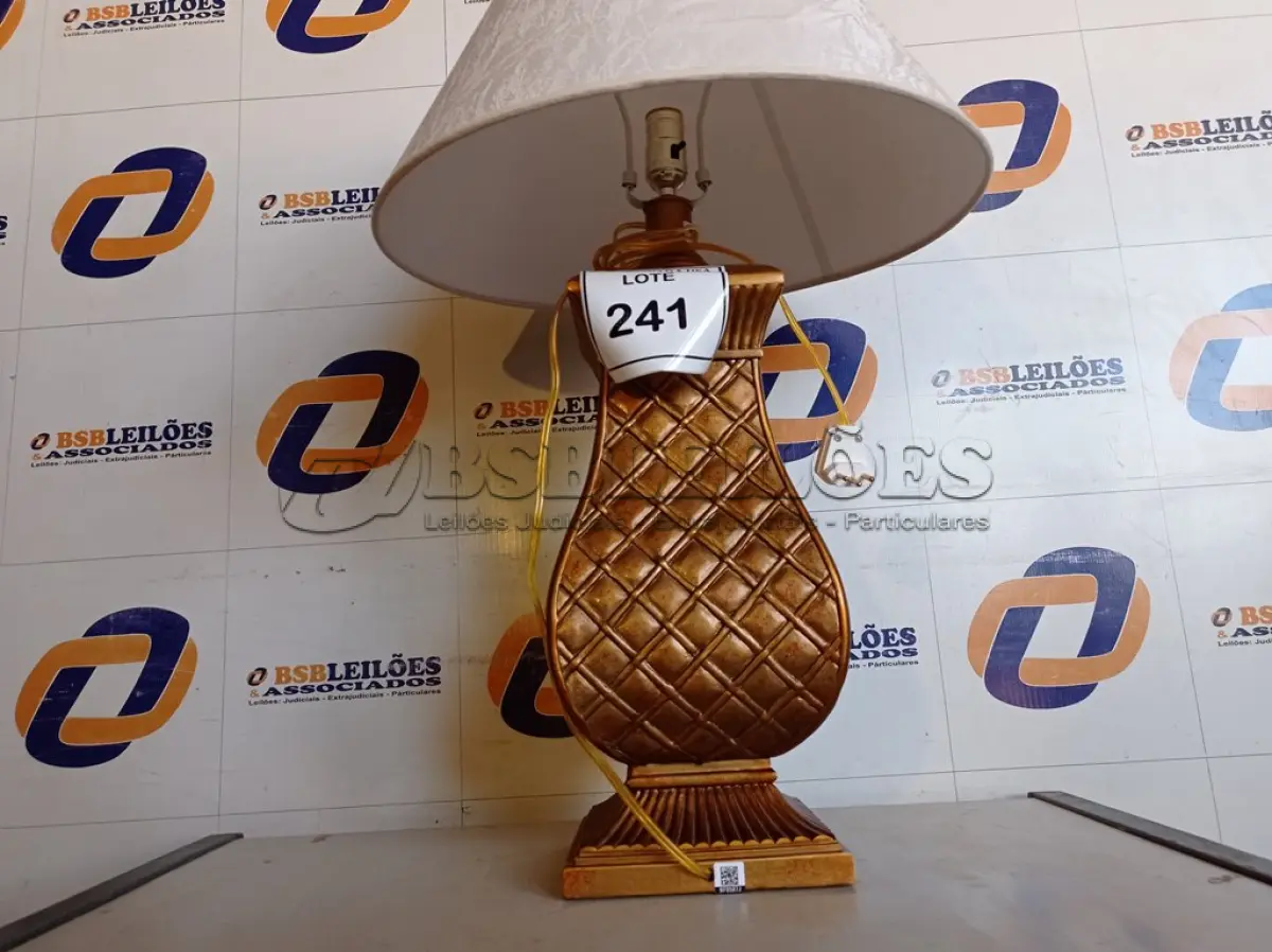 LOTE 241 - 01 ABAJUR COM CÚPULA (LAMP). (NO ESTADO EM QUE SE ENCONTRA. SUJEITO A AVARIAS OCULTAS/VISÍVEIS.) BF8587J