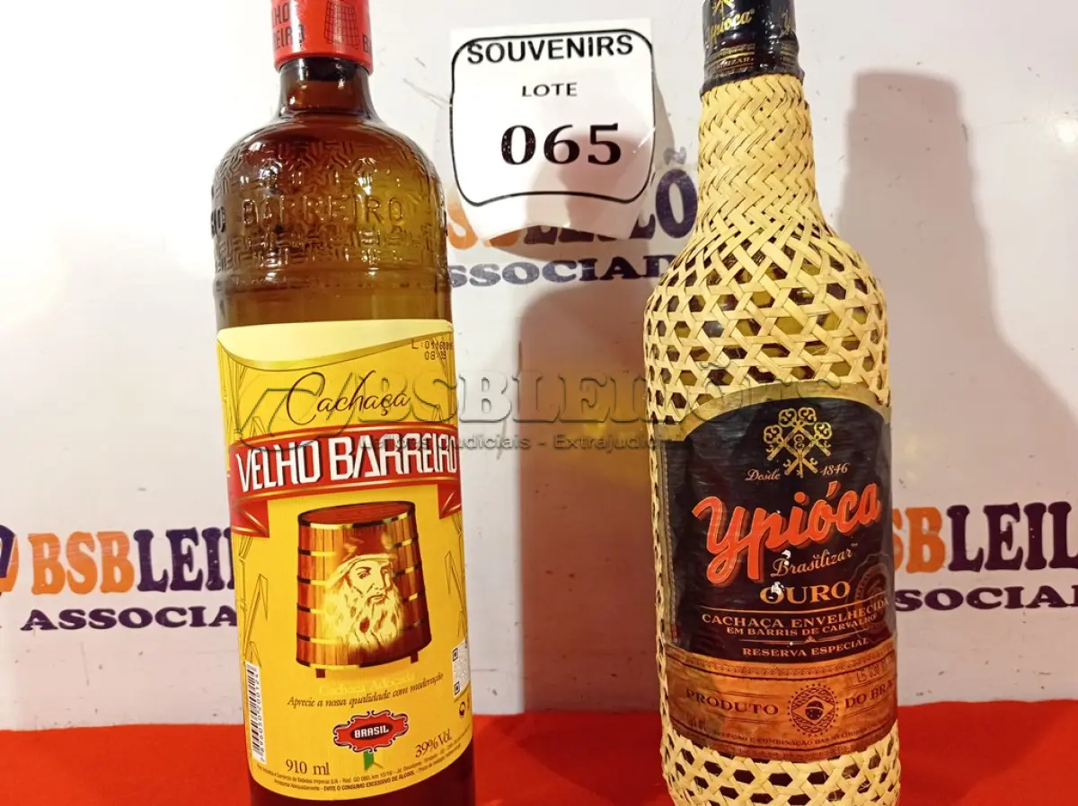 LOTE 065 - 01 GARRAFA DE VELHO BARREIRO 910ML, 01 YPIÓCA OURO CARVALHO C/ PALHA 965ML. (NO ESTADO EM QUE SE ENCONTRA) ATENÇÃO! FAZER A VISITAÇÃO ANTES DE ARREMATAR, NÃO SABEMOS SE FUNCIONA. LEILÃO NÃO TEM GARANTIA E NEM DEVOLUÇÃO, SUJEITO A POSSÍVEIS AVARIAS VISÍVEIS/OCULTAS E/OU AUSÊNCIA DE COMPONENTES.  