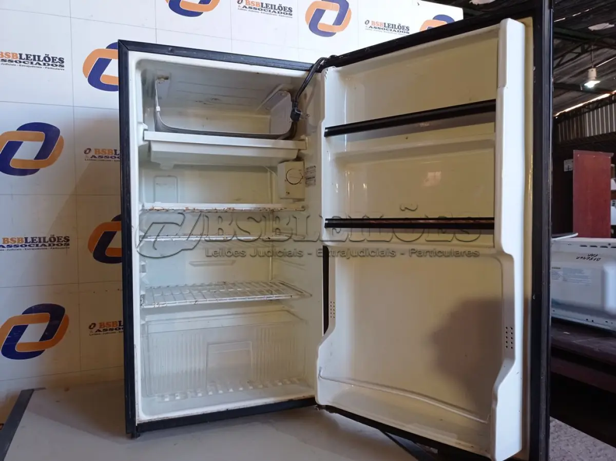 LOTE 077 - 01 FRIGOBAR ABSOCOLD 115V (REFRIGERATOR). (NO ESTADO EM QUE SE ENCONTRA. SUJEITO A AVARIAS OCULTAS/VISÍVEIS.) AV9678E