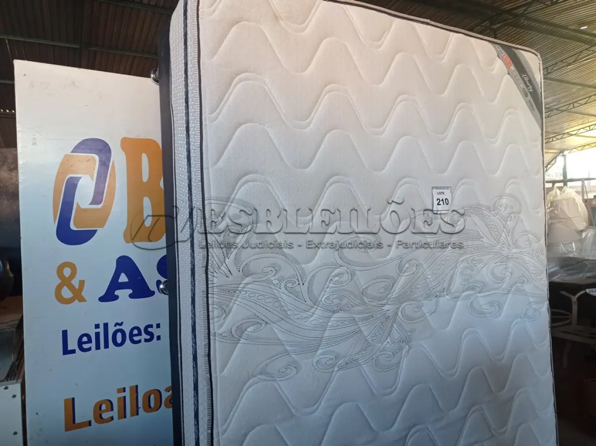 LOTE 210 - 01 COLCHÃO DE CASAL (QUEEN BED (MATTRESS+BOX). (NO ESTADO EM QUE SE ENCONTRA. SUJEITO A AVARIAS OCULTAS/VISÍVEIS.) BF8604J