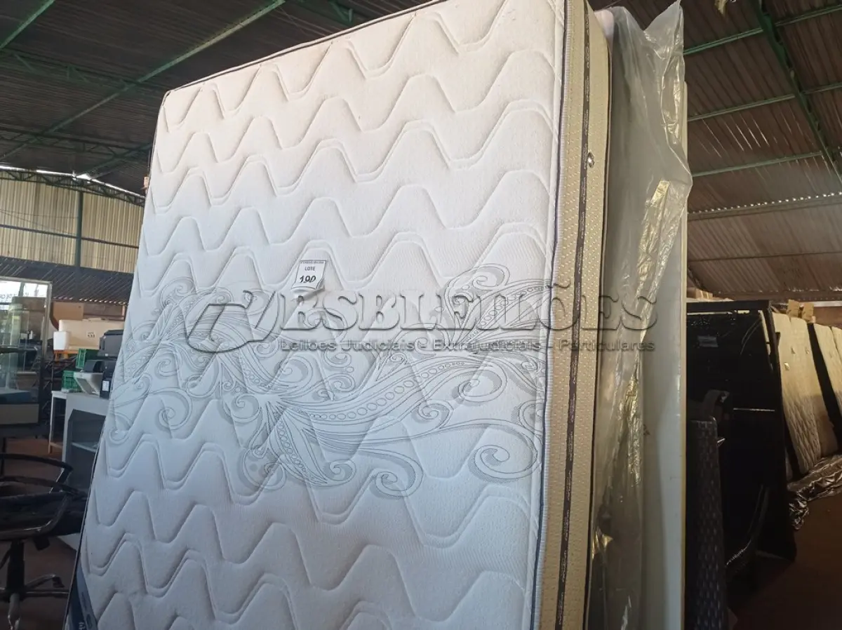 LOTE 190 - 01 COLCHÃO DE CASAL COM BASE (QUEEN BED (MATTRESS+BOX). (NO ESTADO EM QUE SE ENCONTRA. SUJEITO A AVARIAS OCULTAS/VISÍVEIS.) AV9418A SEM TAG NA BASE