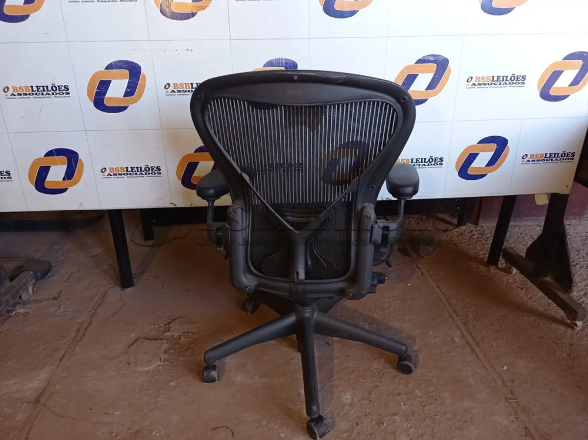 LOTE 168 - 01 CADEIRA HERMAN MILLER (CHAIR). (NO ESTADO EM QUE SE ENCONTRA. SUJEITO A AVARIAS OCULTAS/VISÍVEIS.) AV9821U
