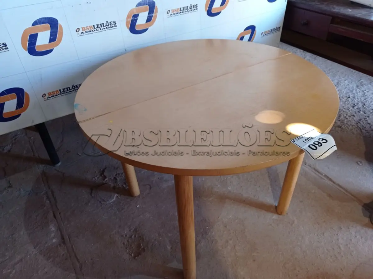 LOTE 093 - 01 MESA REDONDA DE MADEIRA COM AVARIAS (DINING TABLE). (NO ESTADO EM QUE SE ENCONTRA. SUJEITO A AVARIAS OCULTAS/VISÍVEIS.) AV9374G