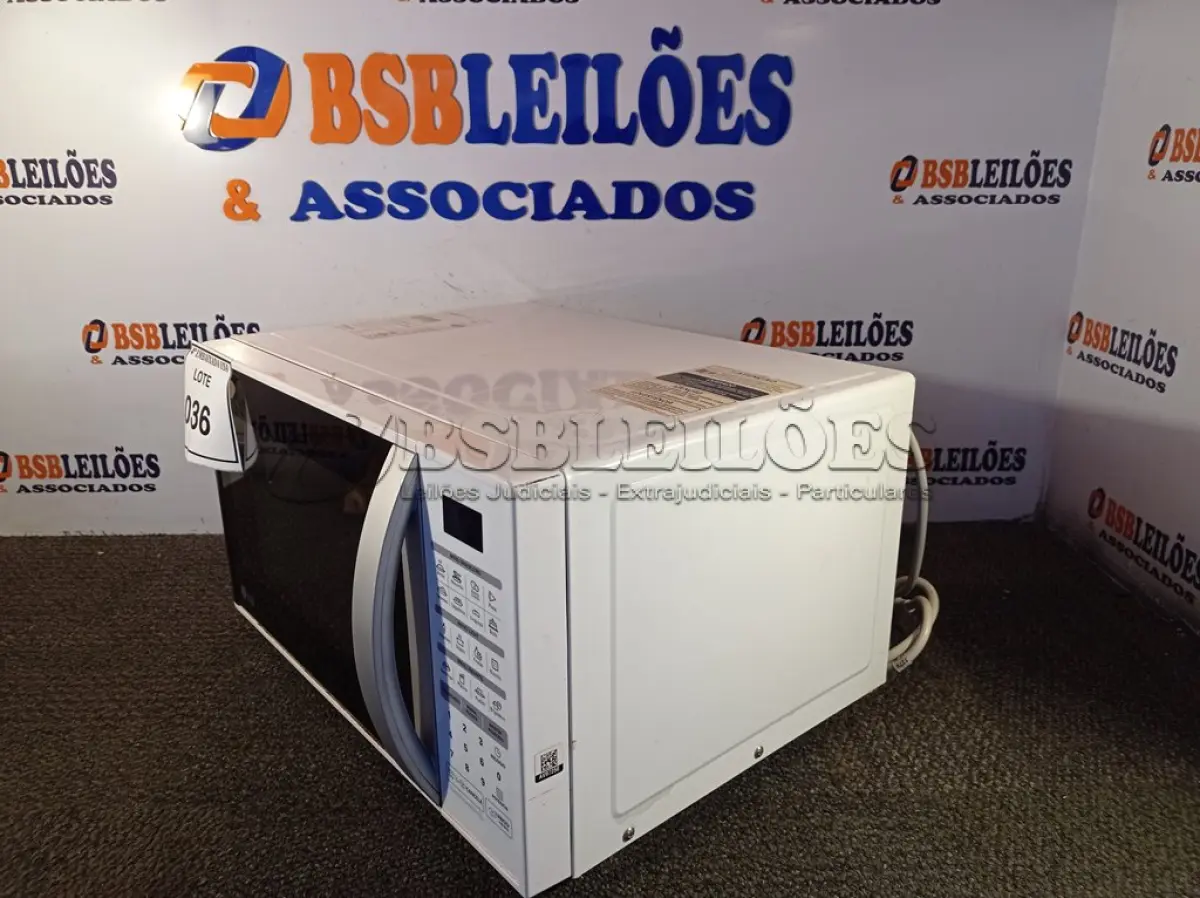 LOTE 036 - 01 MICRO-ONDAS MARCA LG 127V COM PRATO. MICROWAVE. (NO ESTADO EM QUE SE ENCONTRA. SUJEITO A AVARIAS OCULTAS/VISÍVEIS.) AV9725E