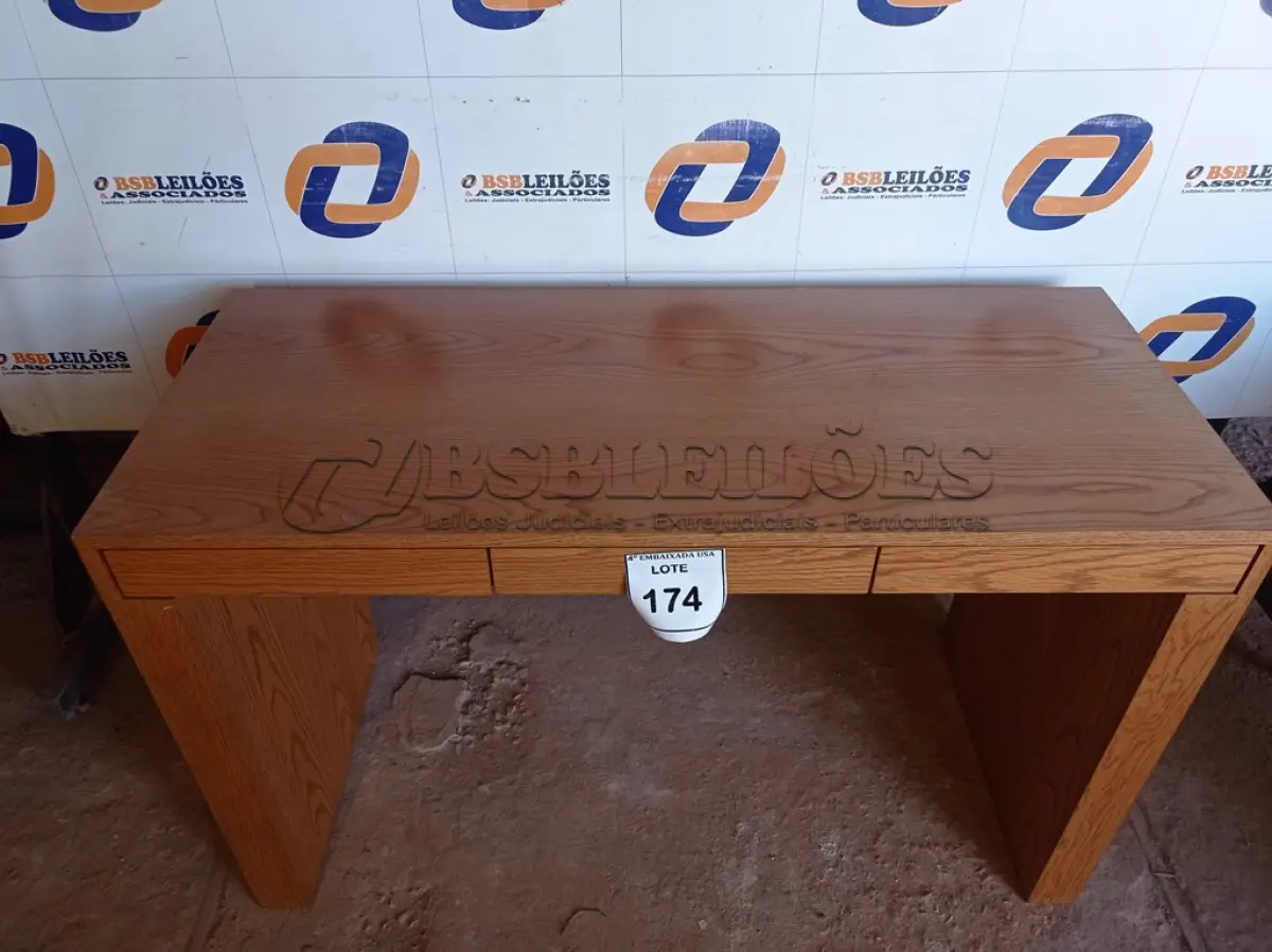 LOTE 174 - 01 MESA EM MADEIRA COM 3 GAVETAS (OFFICE TABLE). (NO ESTADO EM QUE SE ENCONTRA. SUJEITO A AVARIAS OCULTAS/VISÍVEIS.) BF8524D