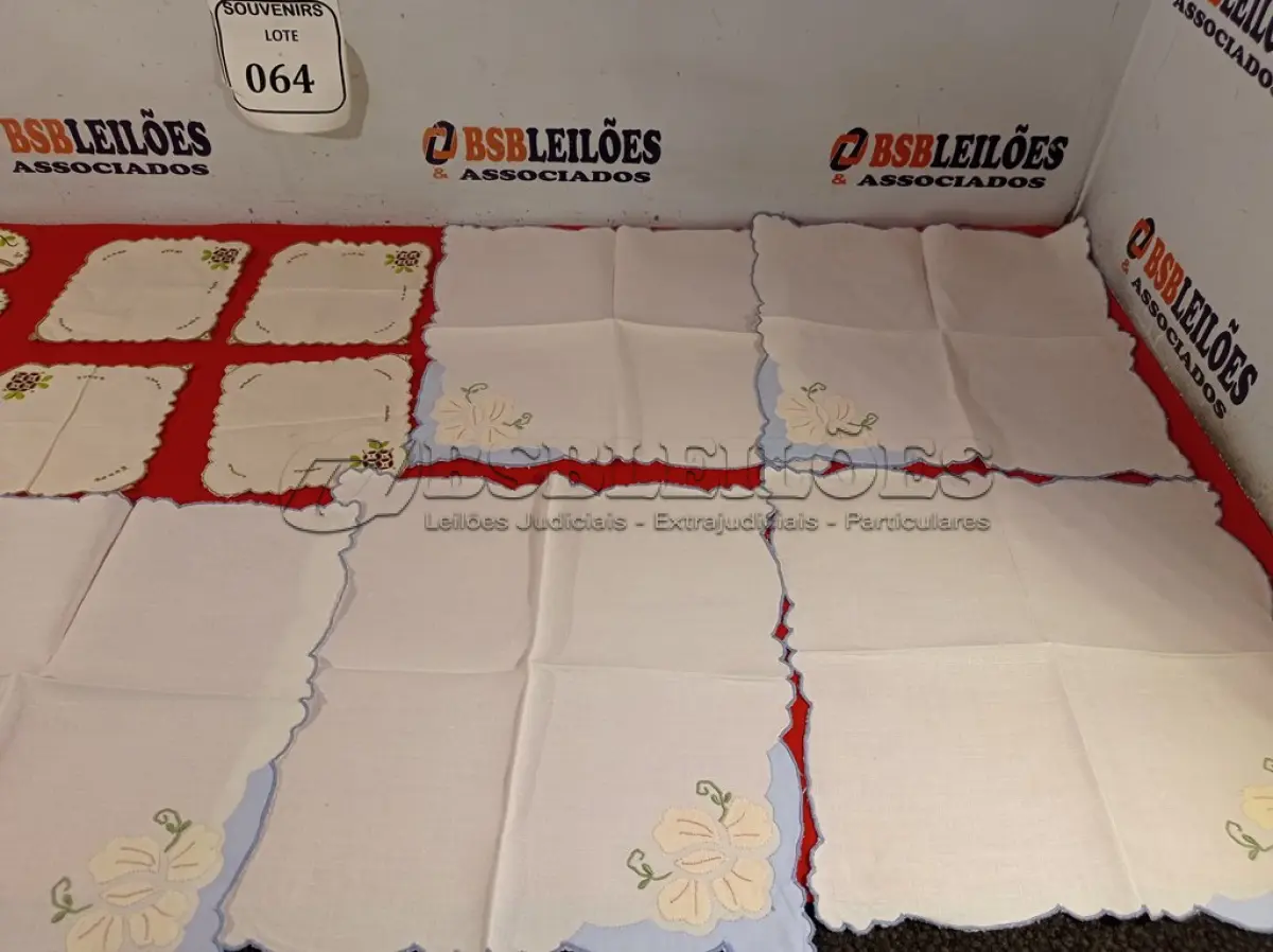 LOTE 064 - 06 GUARDANAPOS C/ BORDADO PEQUENO, 06 PORTA TAÇAS E 06 GUARDANAPOS. (NO ESTADO EM QUE SE ENCONTRA) ATENÇÃO! FAZER A VISITAÇÃO ANTES DE ARREMATAR, NÃO SABEMOS SE FUNCIONA. LEILÃO NÃO TEM GARANTIA E NEM DEVOLUÇÃO, SUJEITO A POSSÍVEIS AVARIAS VISÍVEIS/OCULTAS E/OU AUSÊNCIA DE COMPONENTES.  