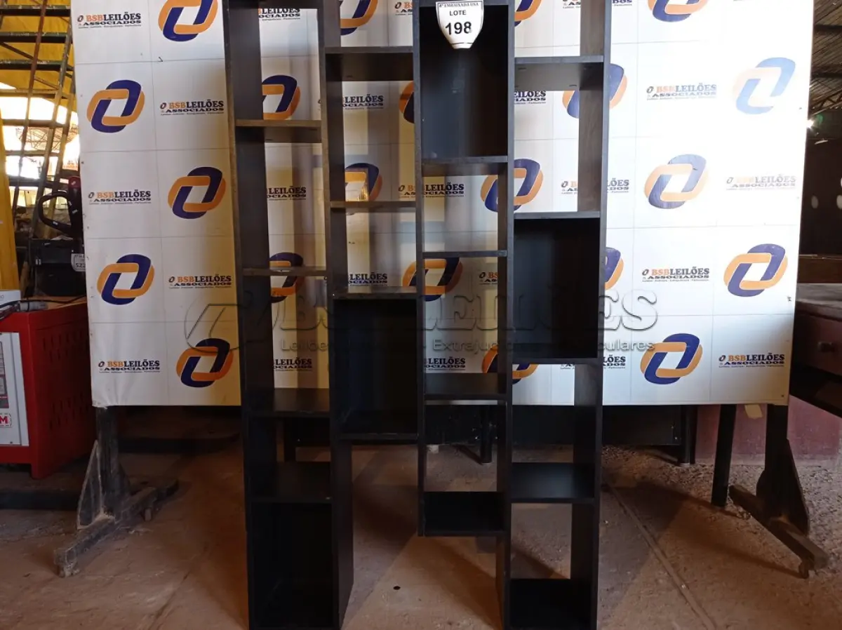 LOTE 198 - 01 RACK EM MADEIRA PARA ARMAZENAMENTO (WALL MOUNTED STORAGE RACK). (NO ESTADO EM QUE SE ENCONTRA. SUJEITO A AVARIAS OCULTAS/VISÍVEIS.)0000049