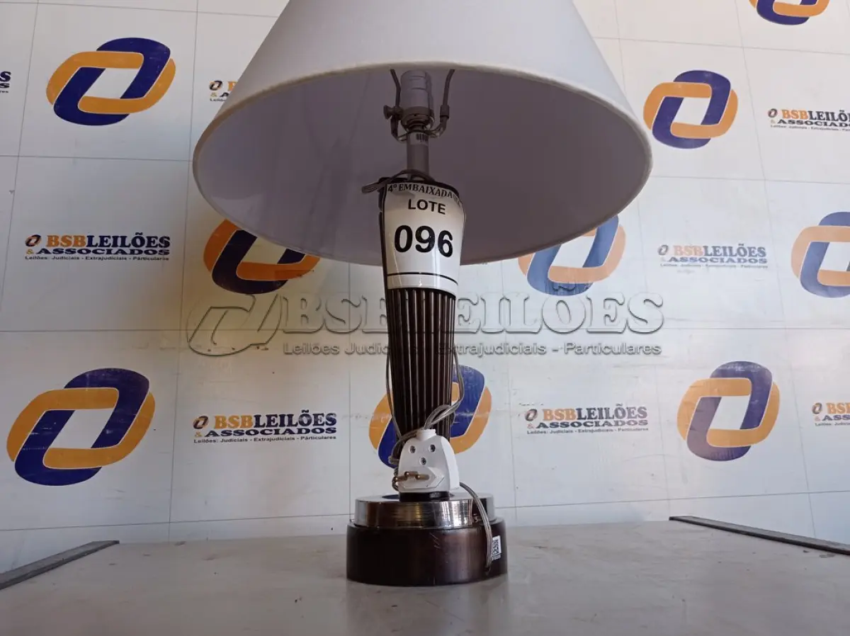 LOTE 096 - 01 ABAJUR COM CÚPULA C/AVARIAS (LAMP). (NO ESTADO EM QUE SE ENCONTRA. SUJEITO A AVARIAS OCULTAS/VISÍVEIS.) BF8555M
