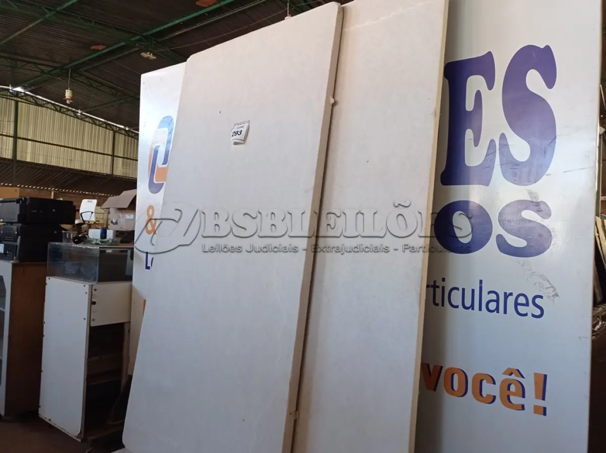 LOTE 293 - 02 BASES FINAS DE SOLTEIRO PARA COLCHÃO (BOX). (NO ESTADO EM QUE SE ENCONTRA. SUJEITO A AVARIAS OCULTAS/VISÍVEIS.) SEM TAG