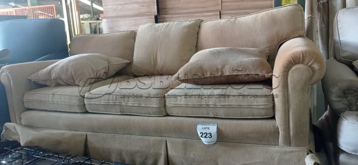 LOTE 223 - 01 SOFÁ 3 LUGARES (SOFÁ). (NO ESTADO EM QUE SE ENCONTRA. SUJEITO A AVARIAS OCULTAS/VISÍVEIS.) AV9934W