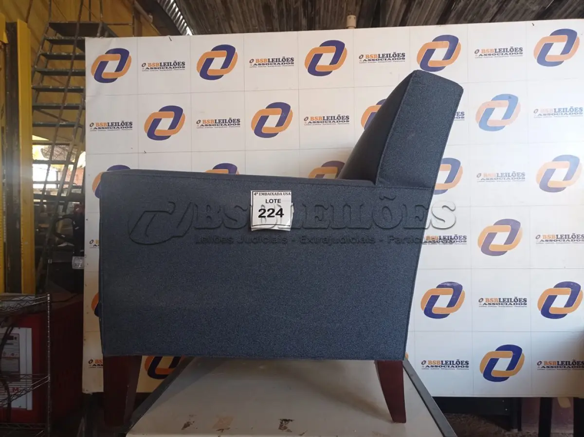 LOTE 224 - 01 POLTRONA AZUL (ARMCHAIR). (NO ESTADO EM QUE SE ENCONTRA. SUJEITO A AVARIAS OCULTAS/VISÍVEIS.) 0000058