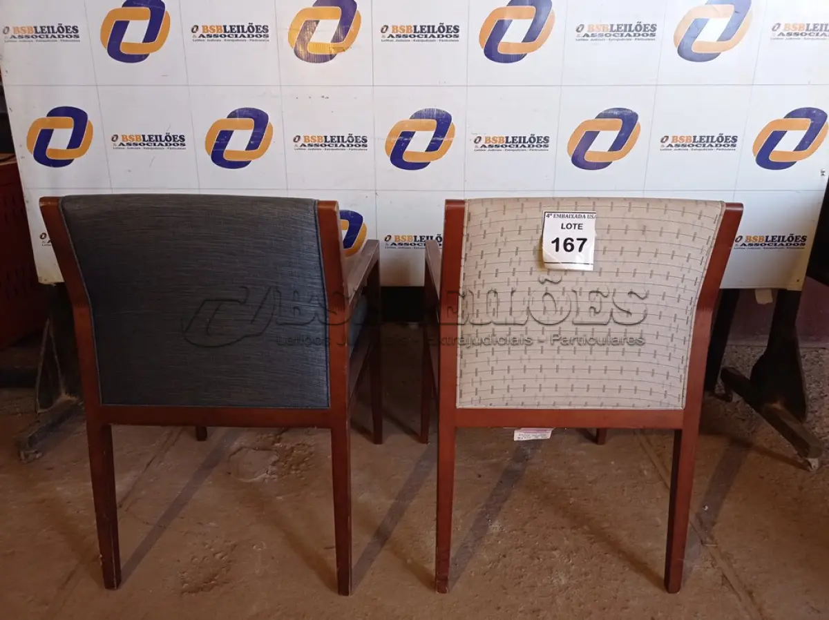 LOTE 167 - 02 CADEIRAS EM MADEIRA ESTOFADAS (CHAIRS). (NO ESTADO EM QUE SE ENCONTRA. SUJEITO A AVARIAS OCULTAS/VISÍVEIS.)0000074 ,0000066