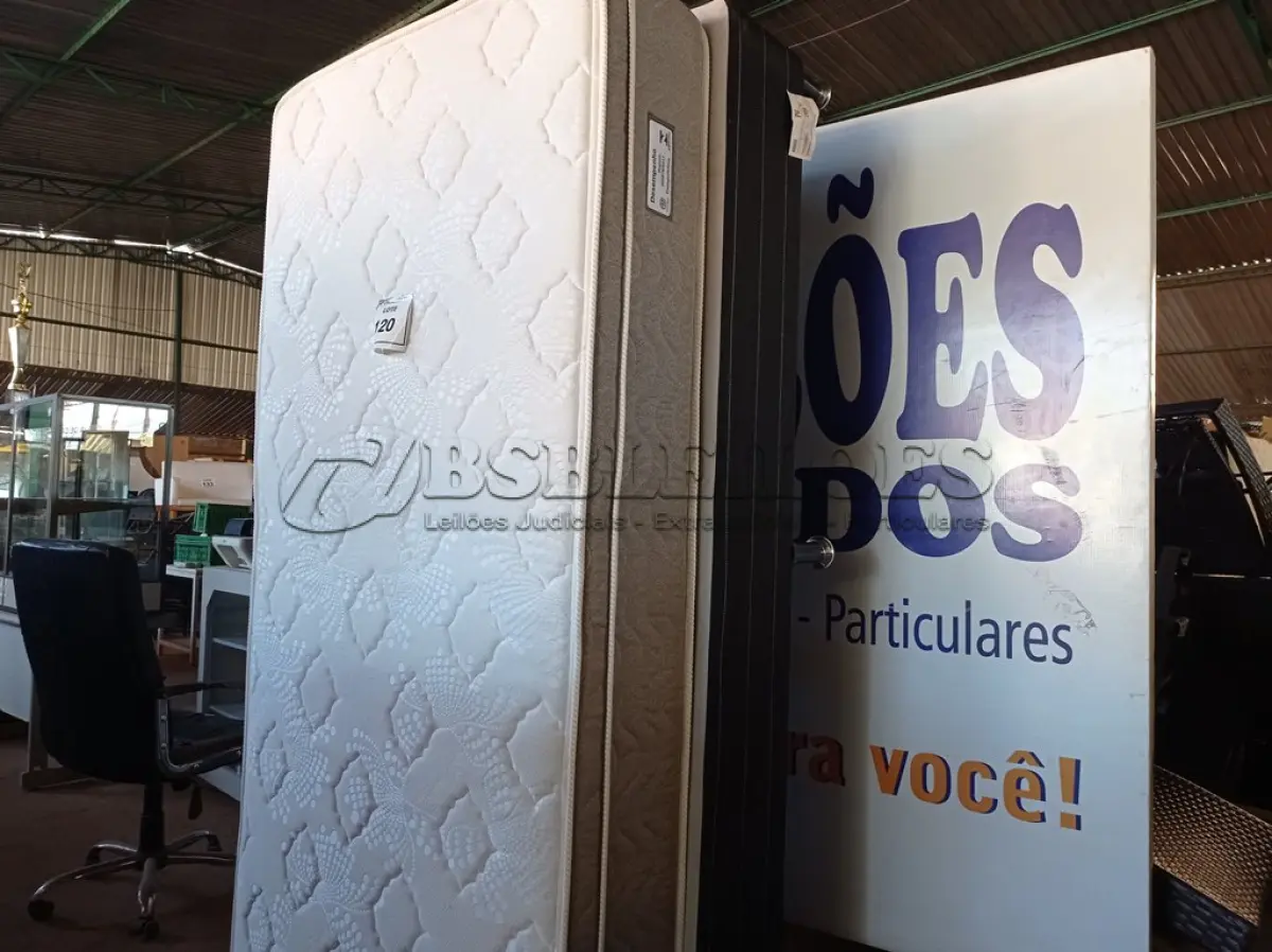 LOTE 120 - 01 COLCHÃO DE SOLTEIRO COM BASE (TWIN BED (MATTRESS+BOX). (NO ESTADO EM QUE SE ENCONTRA. SUJEITO A AVARIAS OCULTAS/VISÍVEIS) BF8596V AV9957J