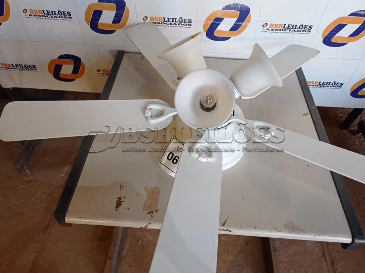 LOTE 061 - 01 VENTILADOR DE TETO COM 05 PALETAS EM MADEIRA NA COR BRANCA SEM MARCA APARENTE COM 03 LÂMPADAS (1WITH CEILING FANS). (NO ESTADO EM QUE SE ENCONTRA. SUJEITO A AVARIAS OCULTAS/VISÍVEIS.)