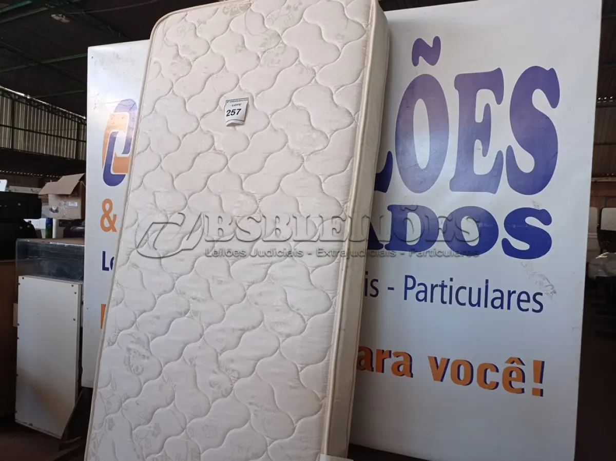 LOTE 257 - 01 COLCHÃO DE SOLTEIRO (QUEEN BED (MATTRESS+BOX). (NO ESTADO EM QUE SE ENCONTRA. SUJEITO A AVARIAS OCULTAS/VISÍVEIS.) BF8528C