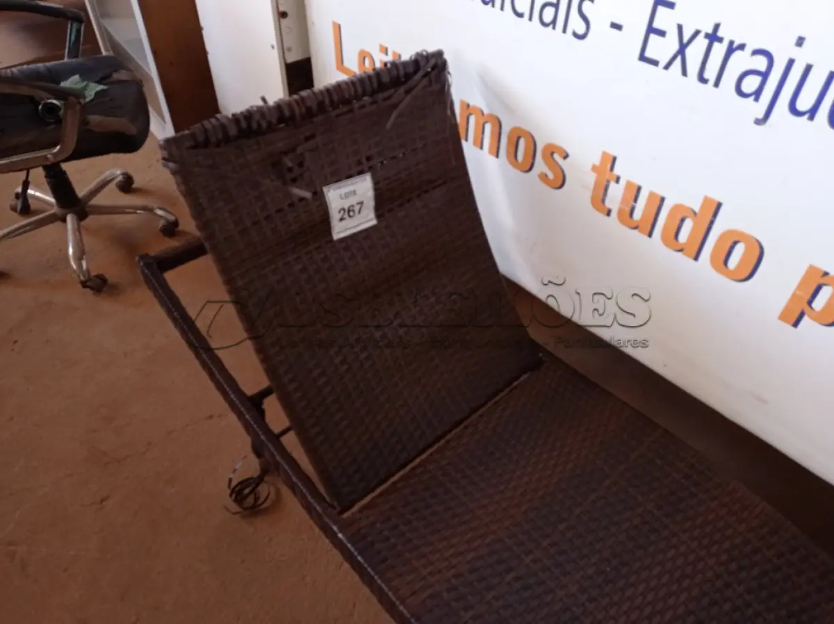 LOTE 267 - 01 ESPREGUIÇADEIRA PARA PISCINA (LOUNGE CHAIRS). (ESTADO EM QUE SE ENCONTRA. SUJEITO A AVARIAS OCULTAS/VISÍVEIS.) BH1552P